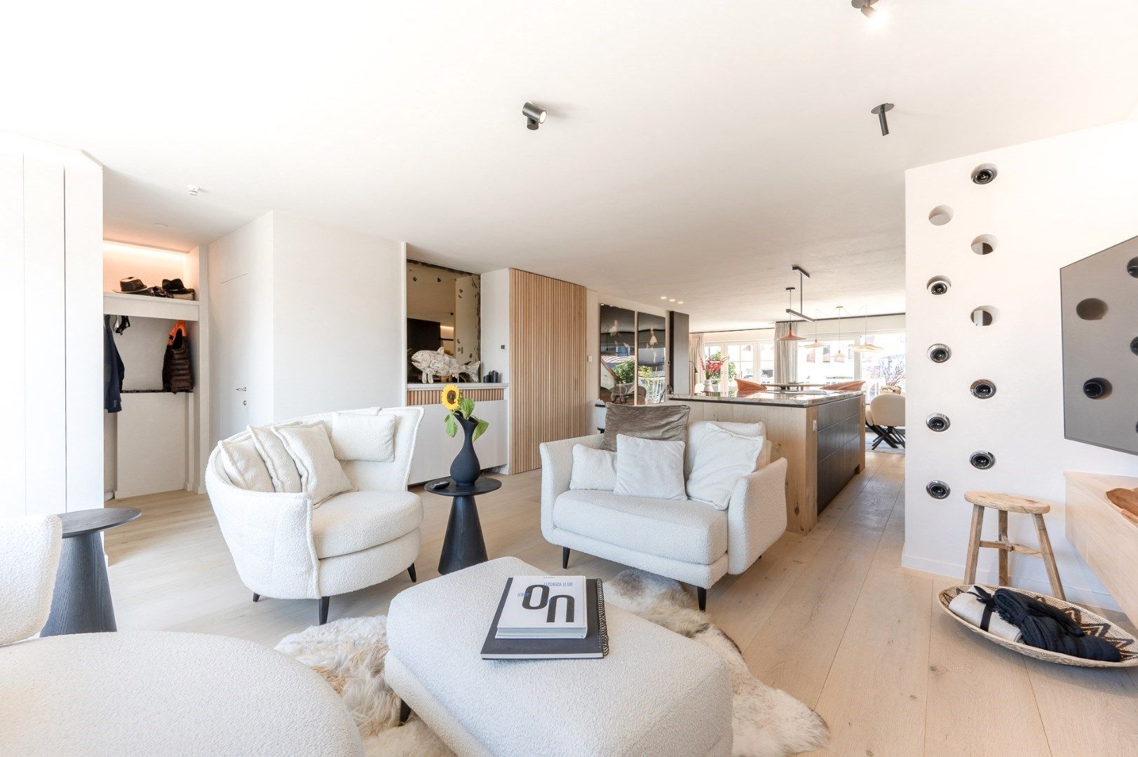 Luxueus gerenoveerd duplex dakappartement met mooie zonneterrassen gelegen in het centrum van Knokke. foto 5