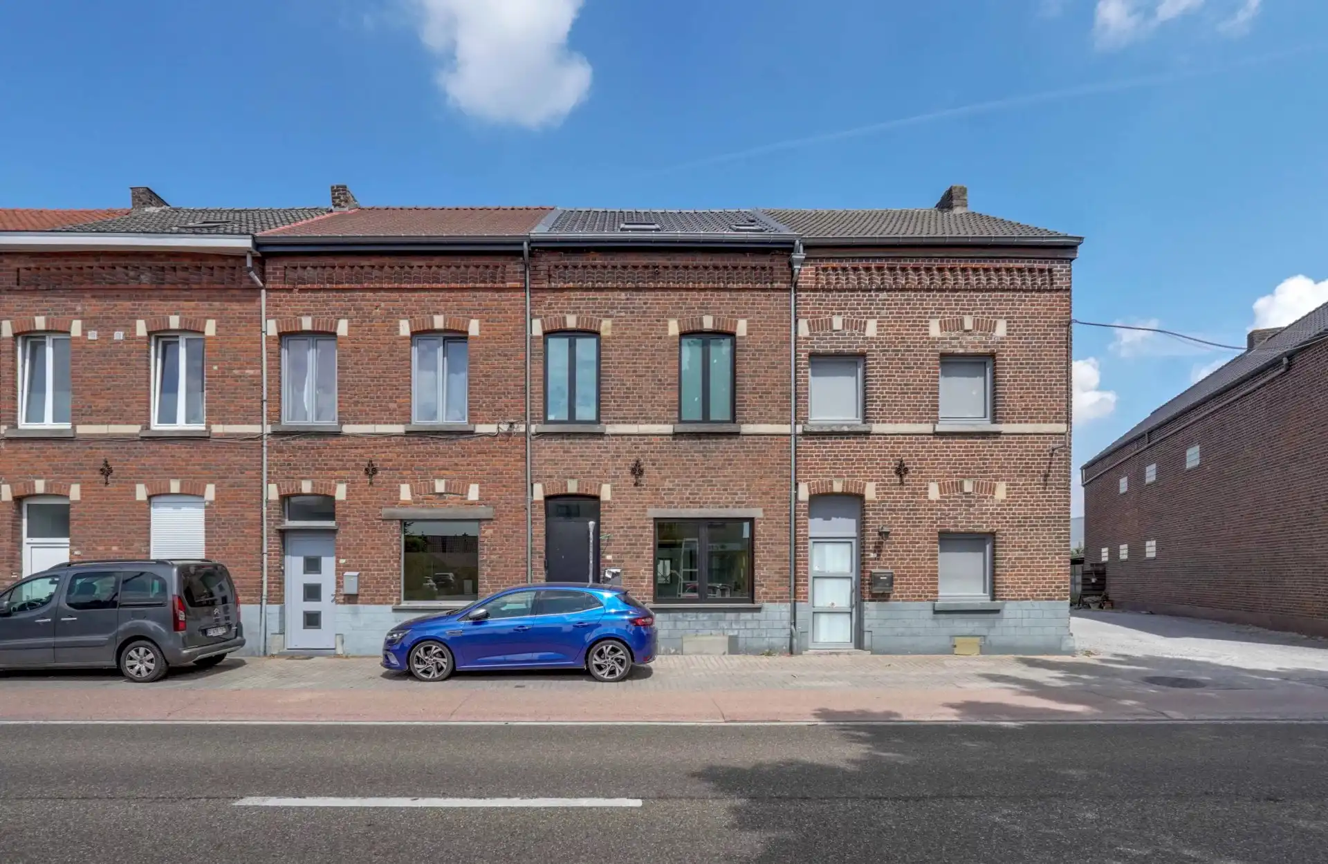 Ruime, volledig gerenoveerde woning aan de stadsrand foto {{pictureIndex}}