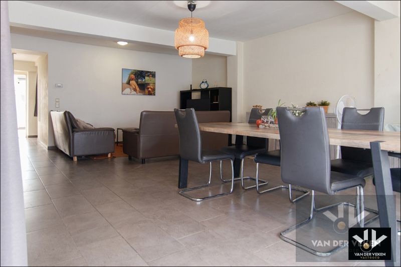 Instapklaar gelijkvloers appartement met ruime tuin te Tuilt foto 4