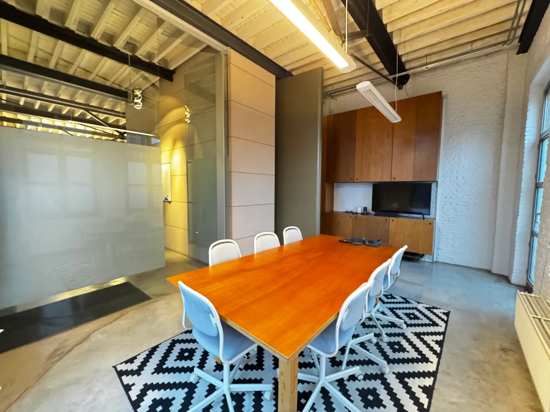 Instapklaar kantoor in loftstijl te huur te Antwerpen! foto 4