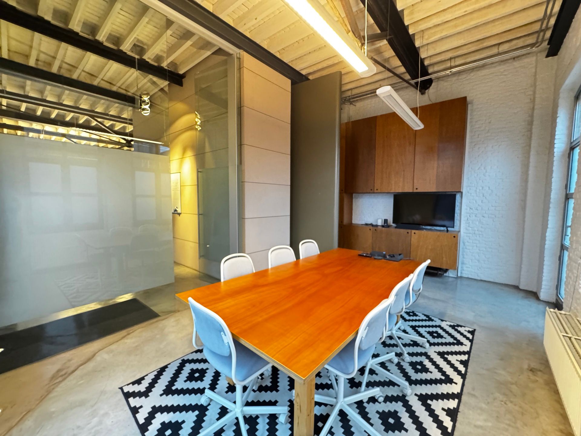 Instapklaar kantoor in loftstijl te huur te Antwerpen! foto 4