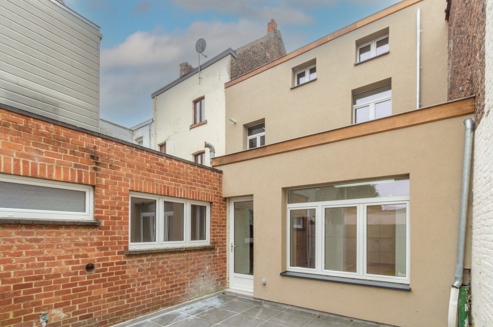 ZEER RUIME, VOLLEDIG GERENOVEERDE WONING ! foto {{pictureIndex}}