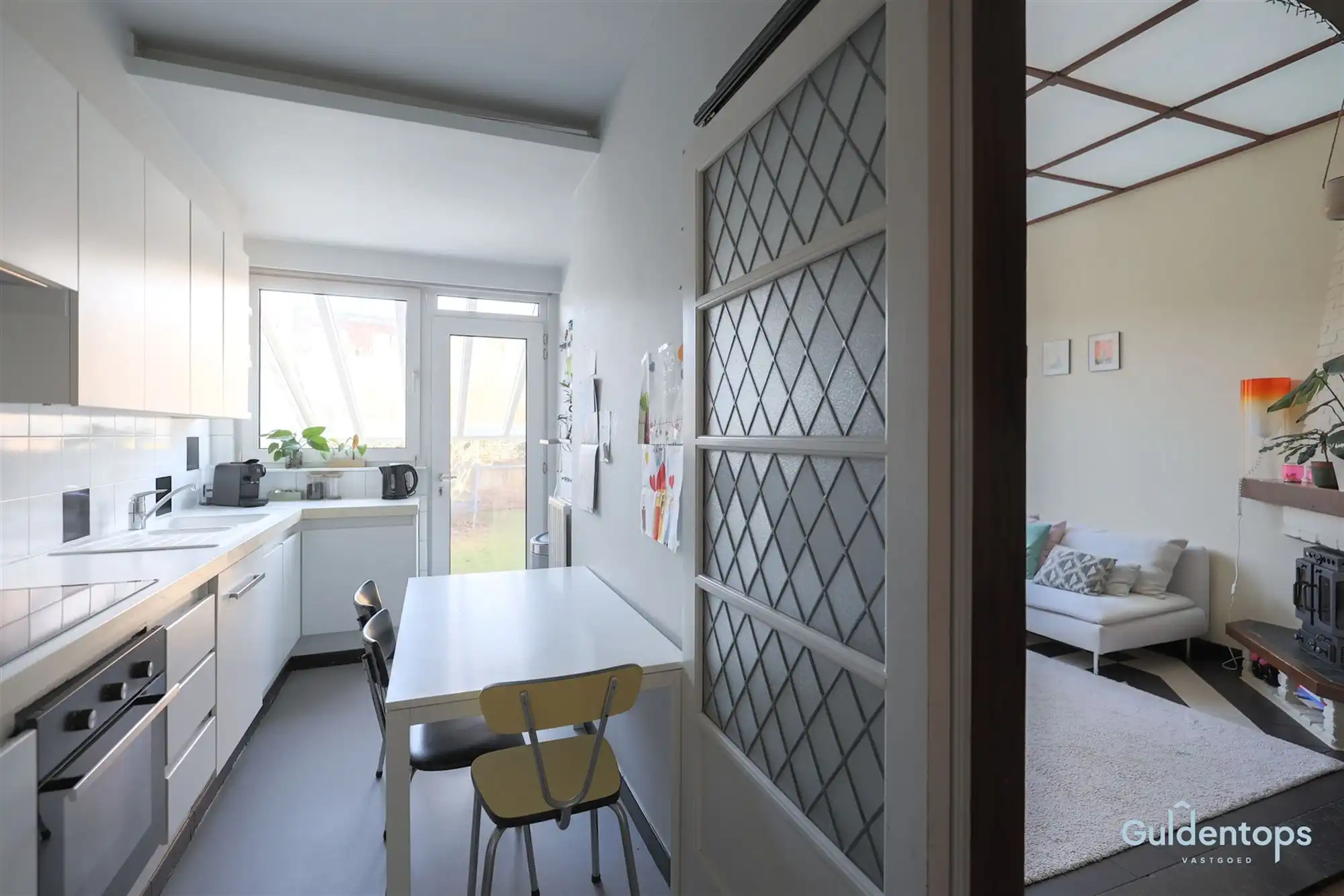 Knappe goed gelegen architectenwoning met mooie tuin foto 11