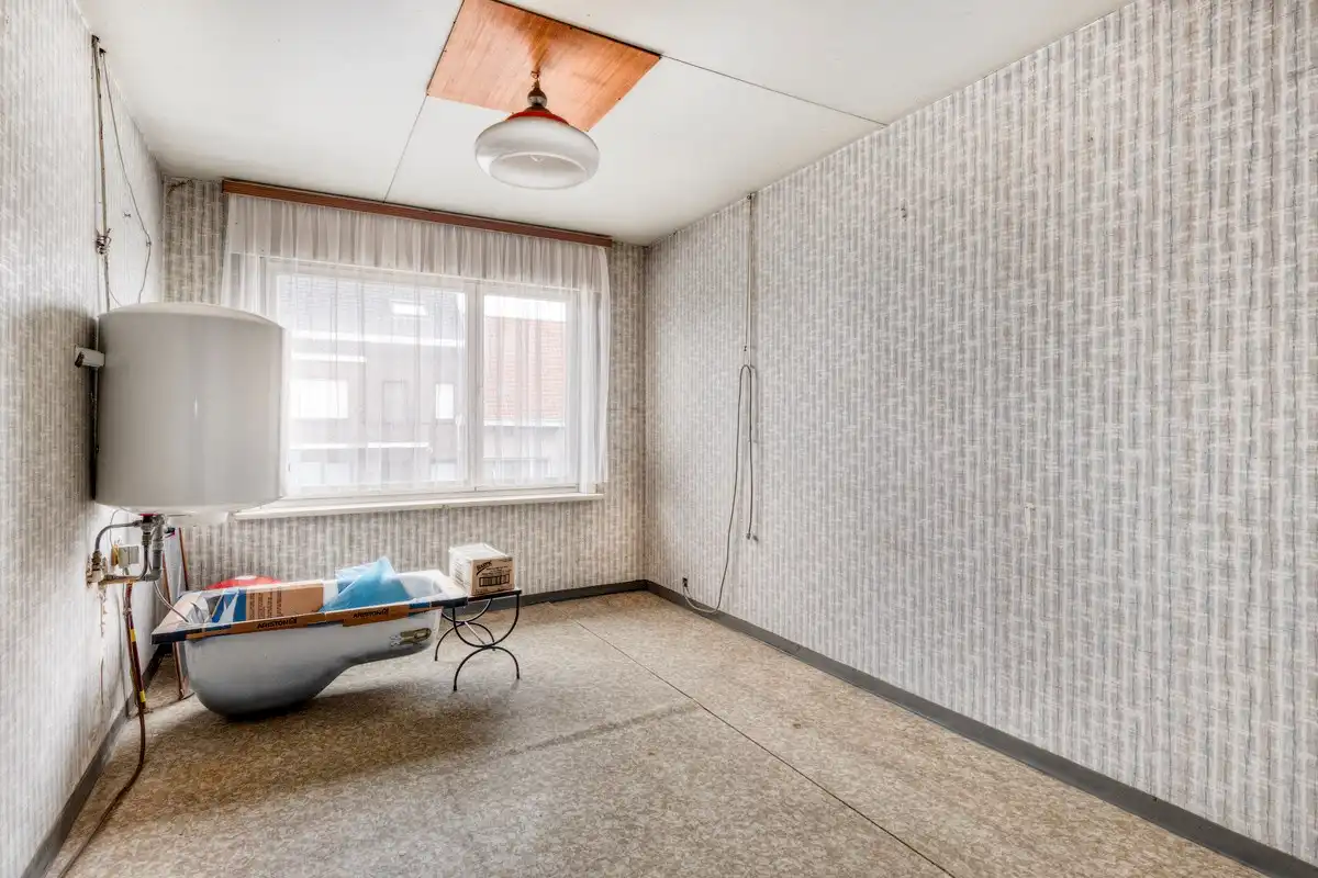 Te renoveren woning met 4 slaapkamers en garage! foto 8