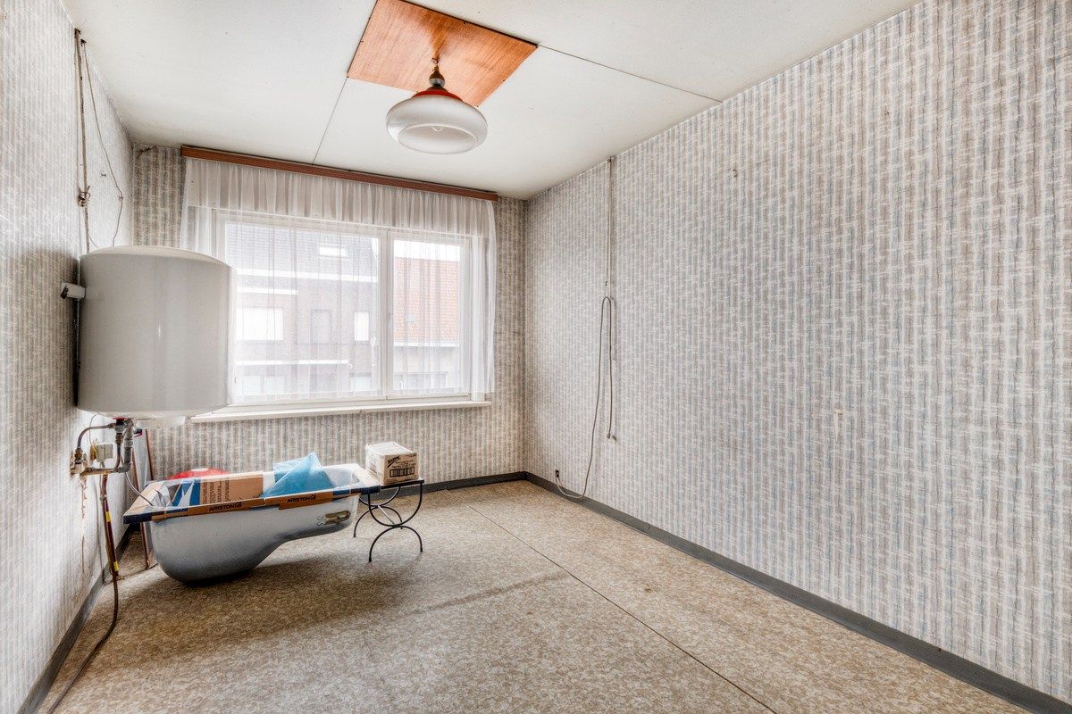 Te renoveren woning met 4 slaapkamers en garage! foto 8
