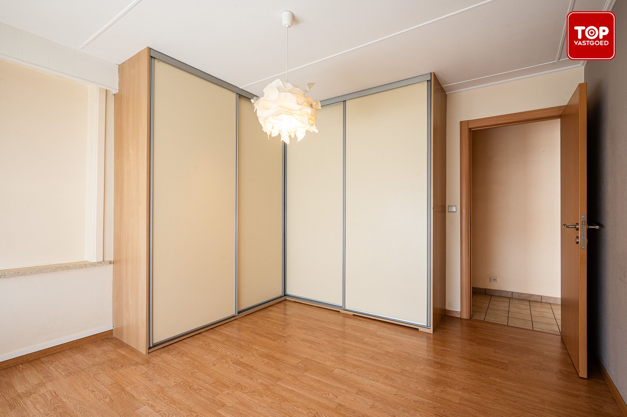 Instapklaar 2-slaapkamer appartement met terras en garage. foto 11