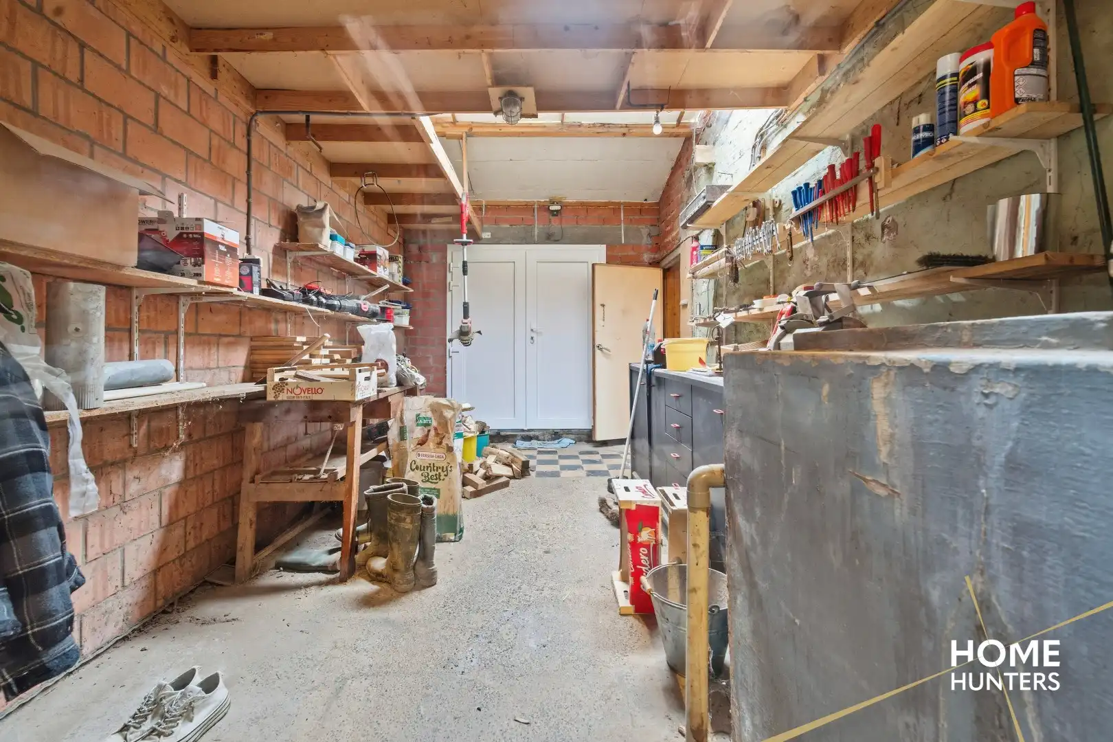 Te renoveren woning met 3 slaapkamers en ruime garage in Vlamertinge foto 19