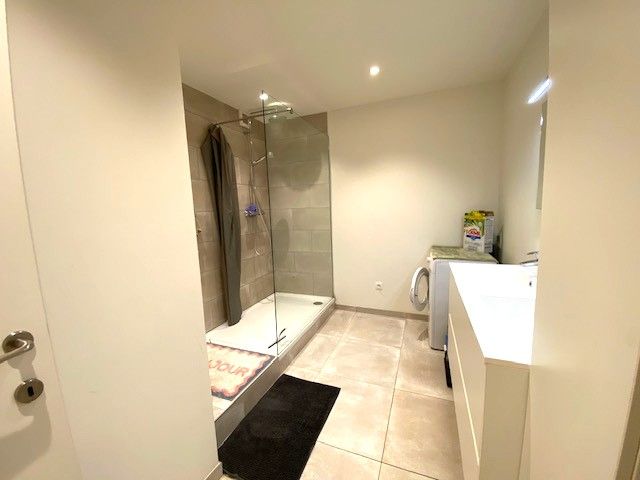 Recent ideaal gelegen volledig gerenoveerd appartement HARTJE Geel 2 slpk, met autostaanplaats foto 10