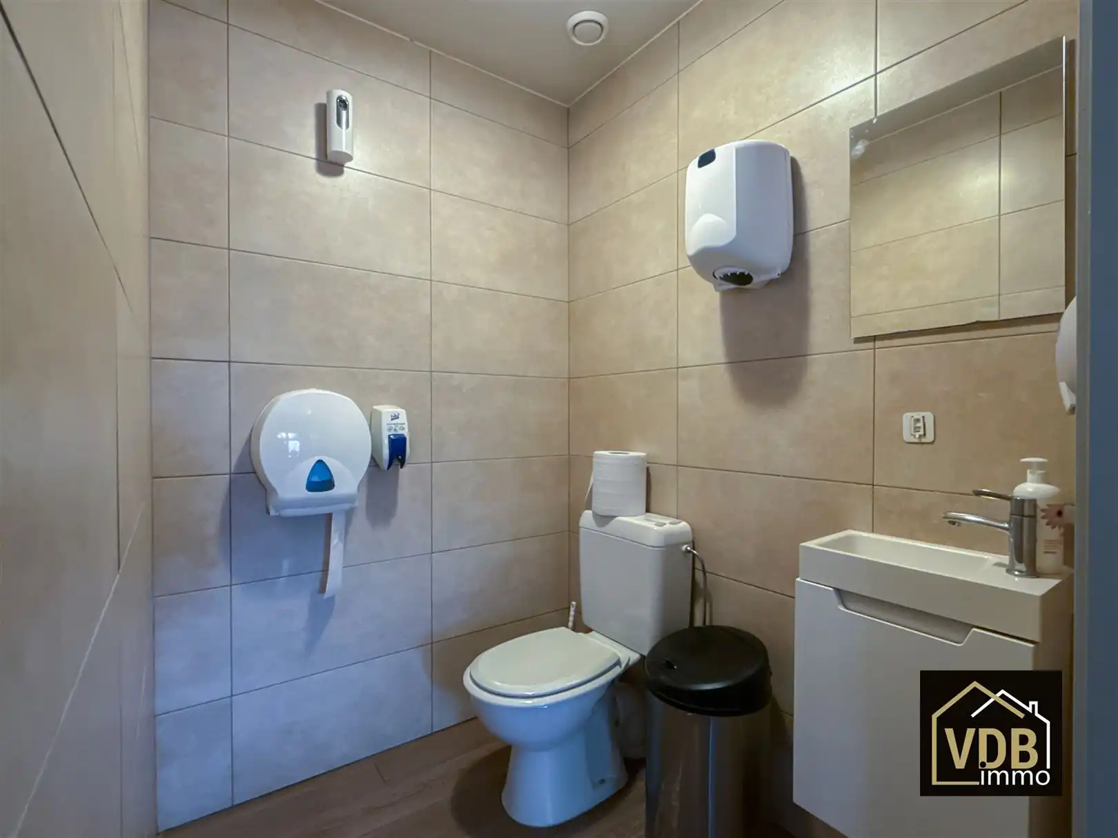 HANDELSHUIS MET WOONST foto 16