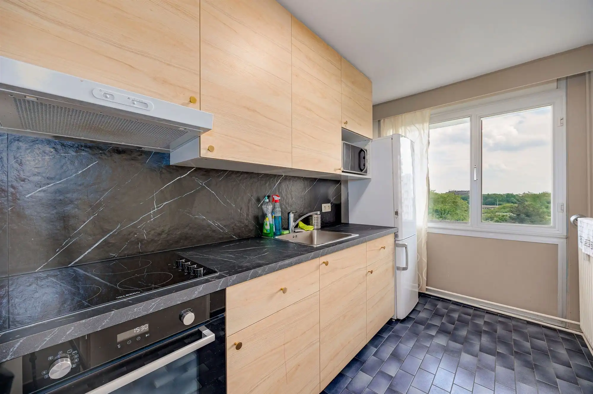 Op te frissen 2-slaapkamer appartement met terras foto 4