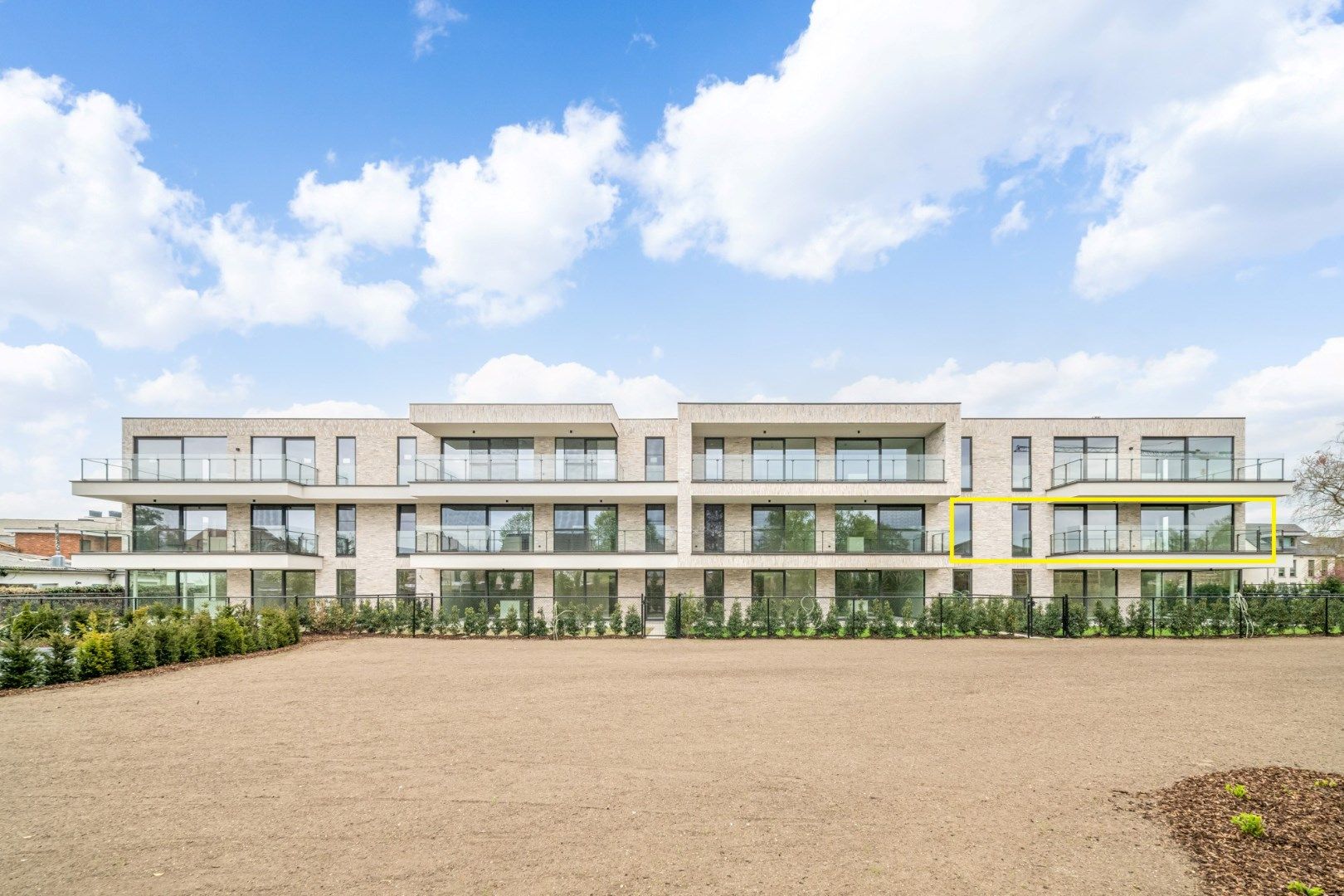 Mooi nieuwbouw appartement op de eerste verdieping met 3 slaapkamers en mooi terras in Zonhoven-centrum foto {{pictureIndex}}