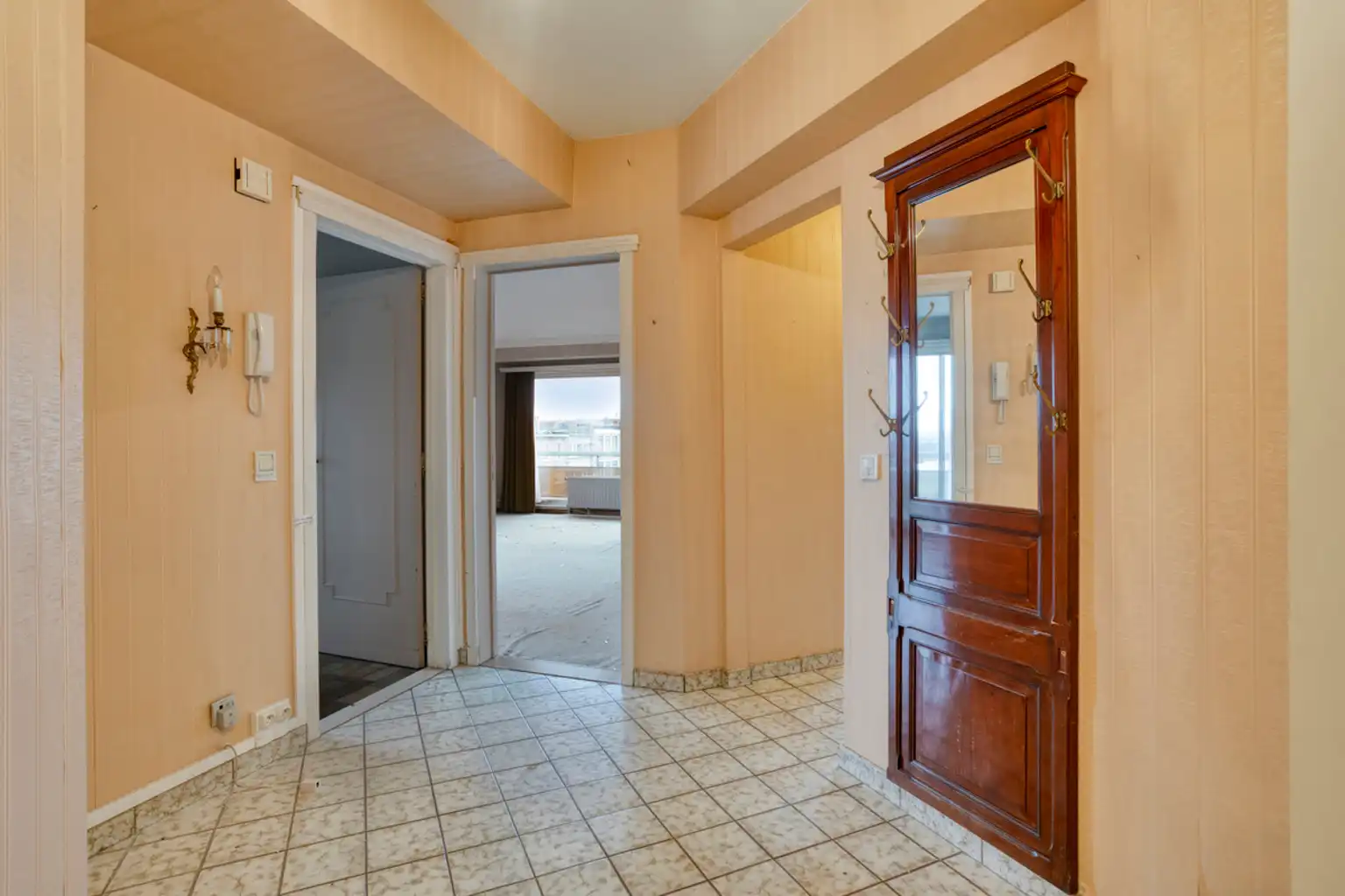 Te moderniseren hoekappartement met twee slaapkamers foto 5