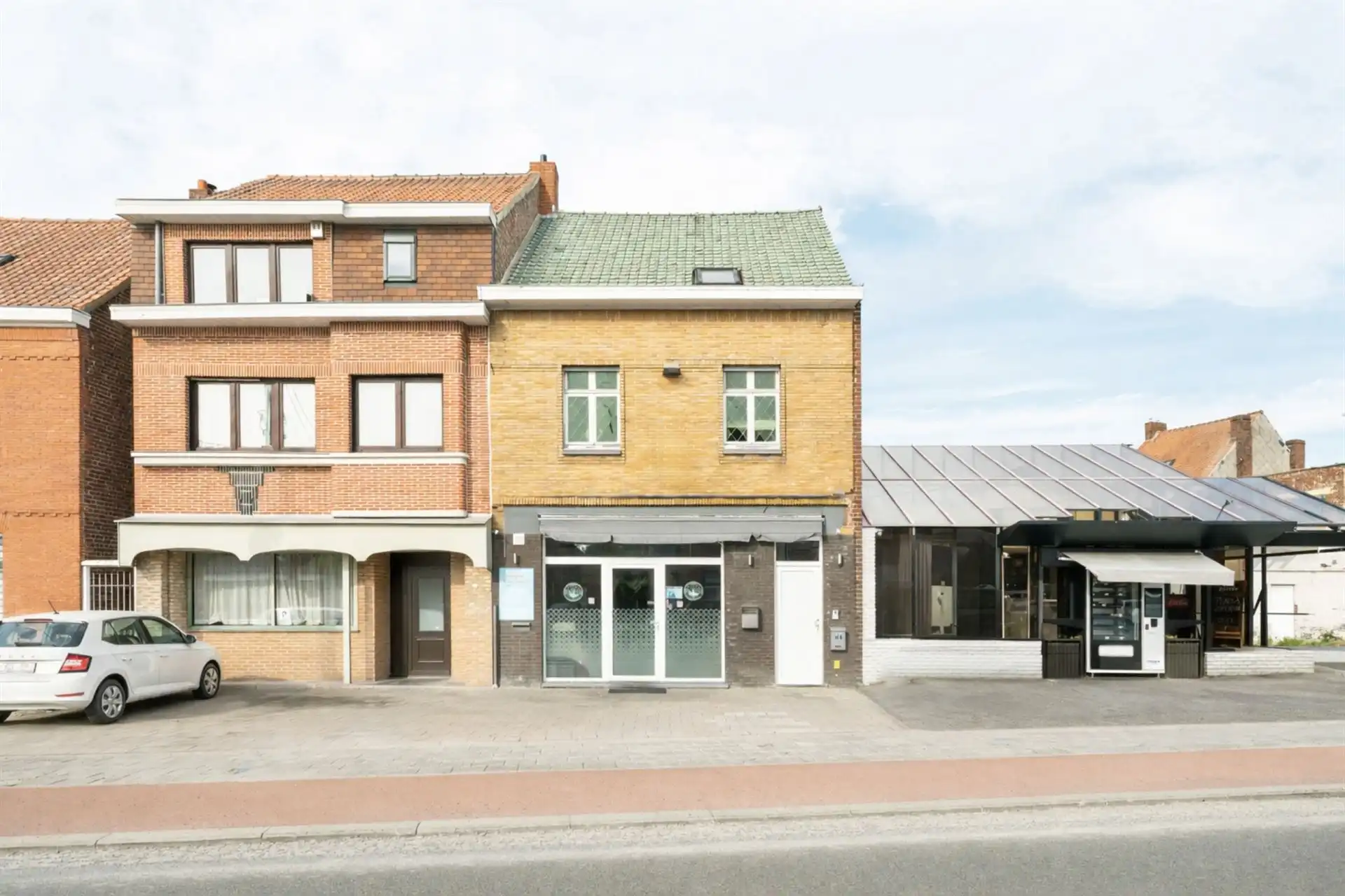 Ruime woning met verhuurd handelsgedeelte foto {{pictureIndex}}