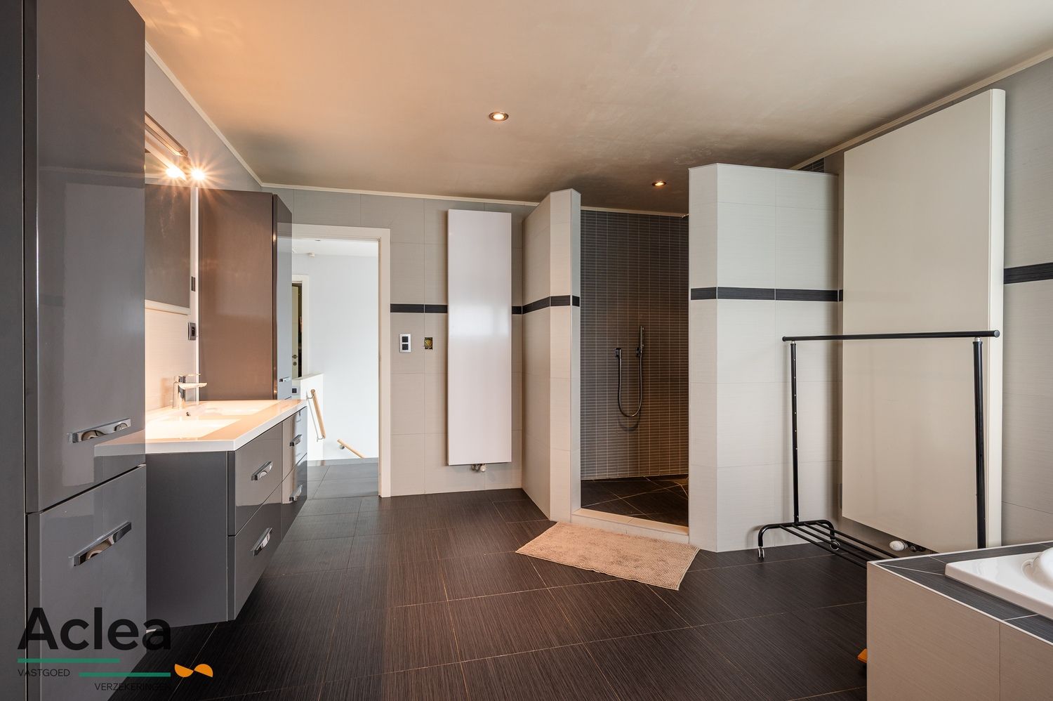 Moderne alleenstaande woning op een ruim perceel foto 17