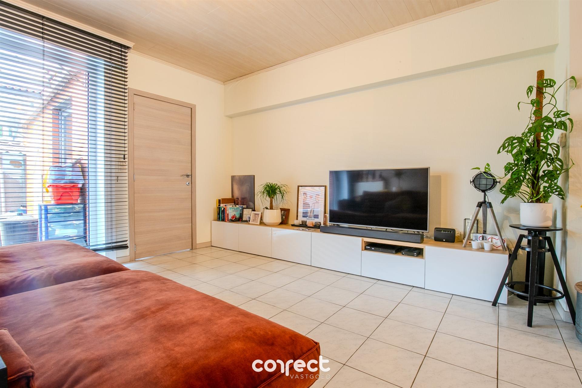 Instapklare woning met 2 slaapkamers, zonnige tuin en garage.  foto 3