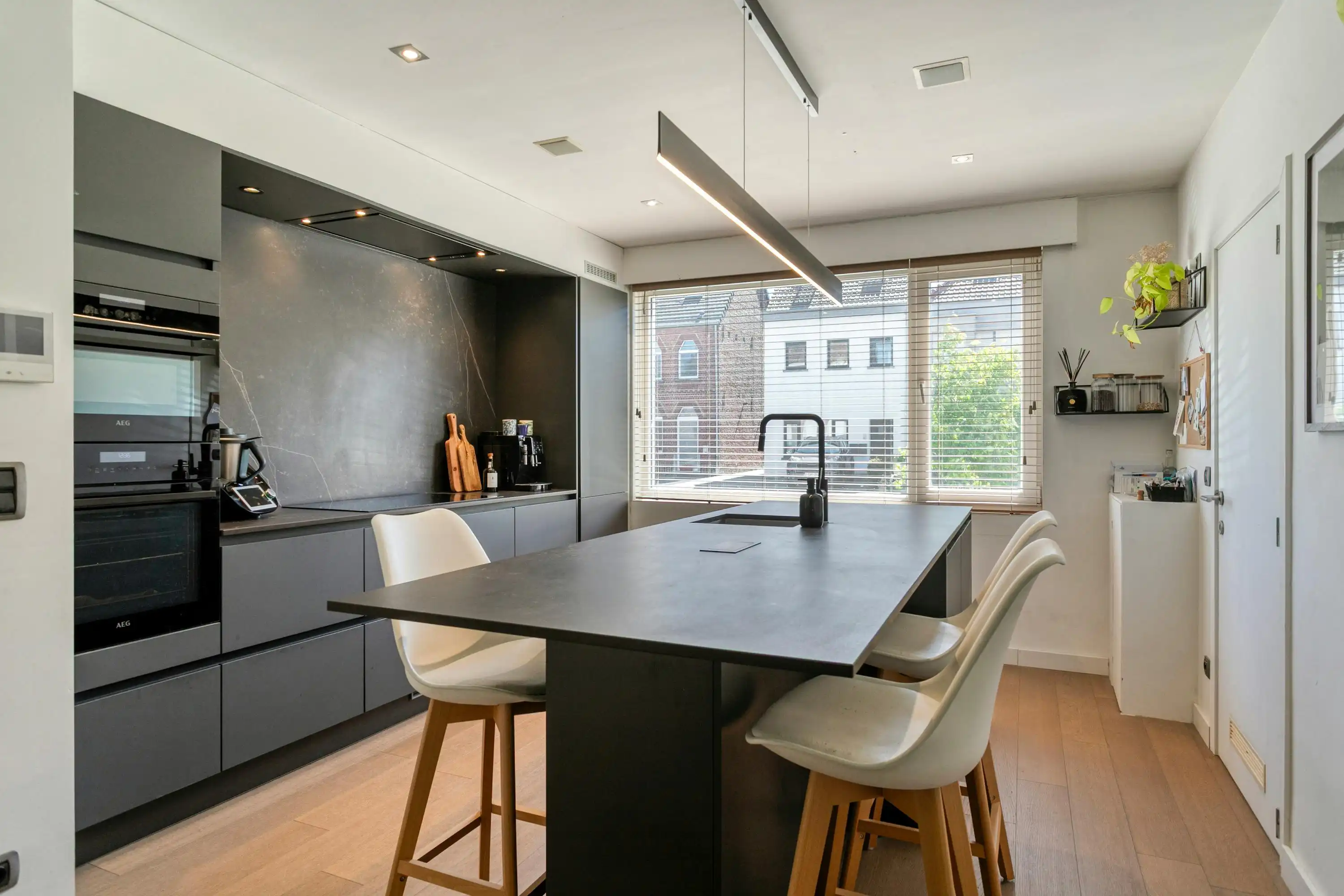 Volledig gerenoveerd huis te Waregem met aangename tuin foto 4