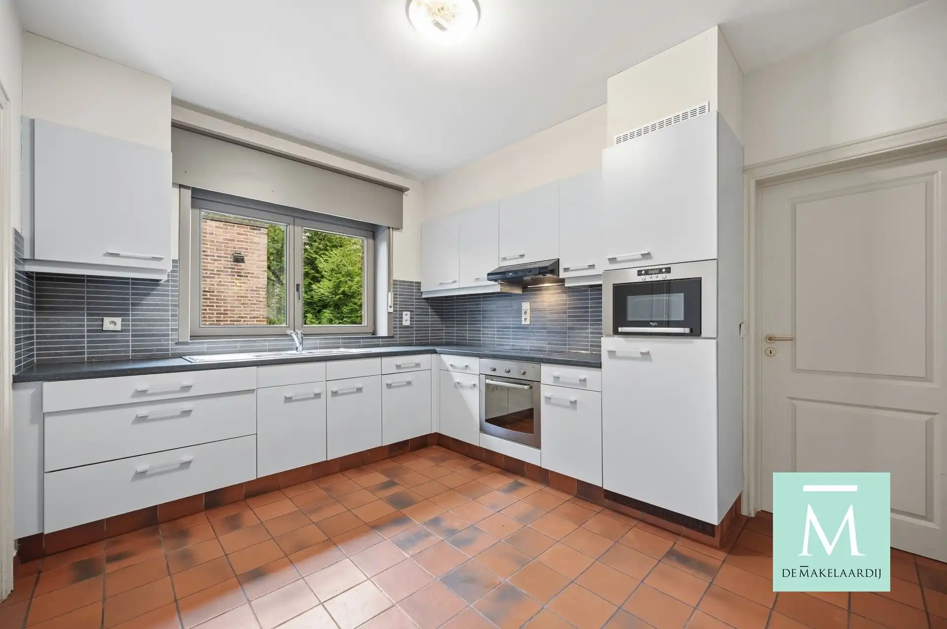Ruime woning met 4 slaapkamers, garage en diepe tuin op toplocatie! foto 3