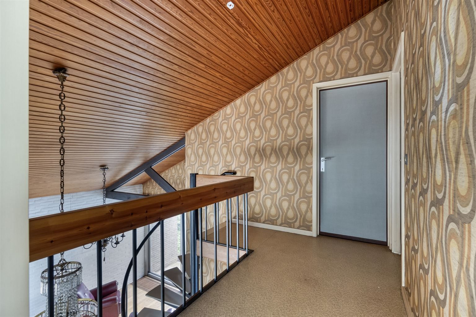 Vrijstaande woning in 70s stijl op een uniek perceel van 15a93ca met 5 slaapkamers, inpandige garage en riante tuin, gelegen op een rustige toplocatie nabij het centrum van Maaseik. foto 27