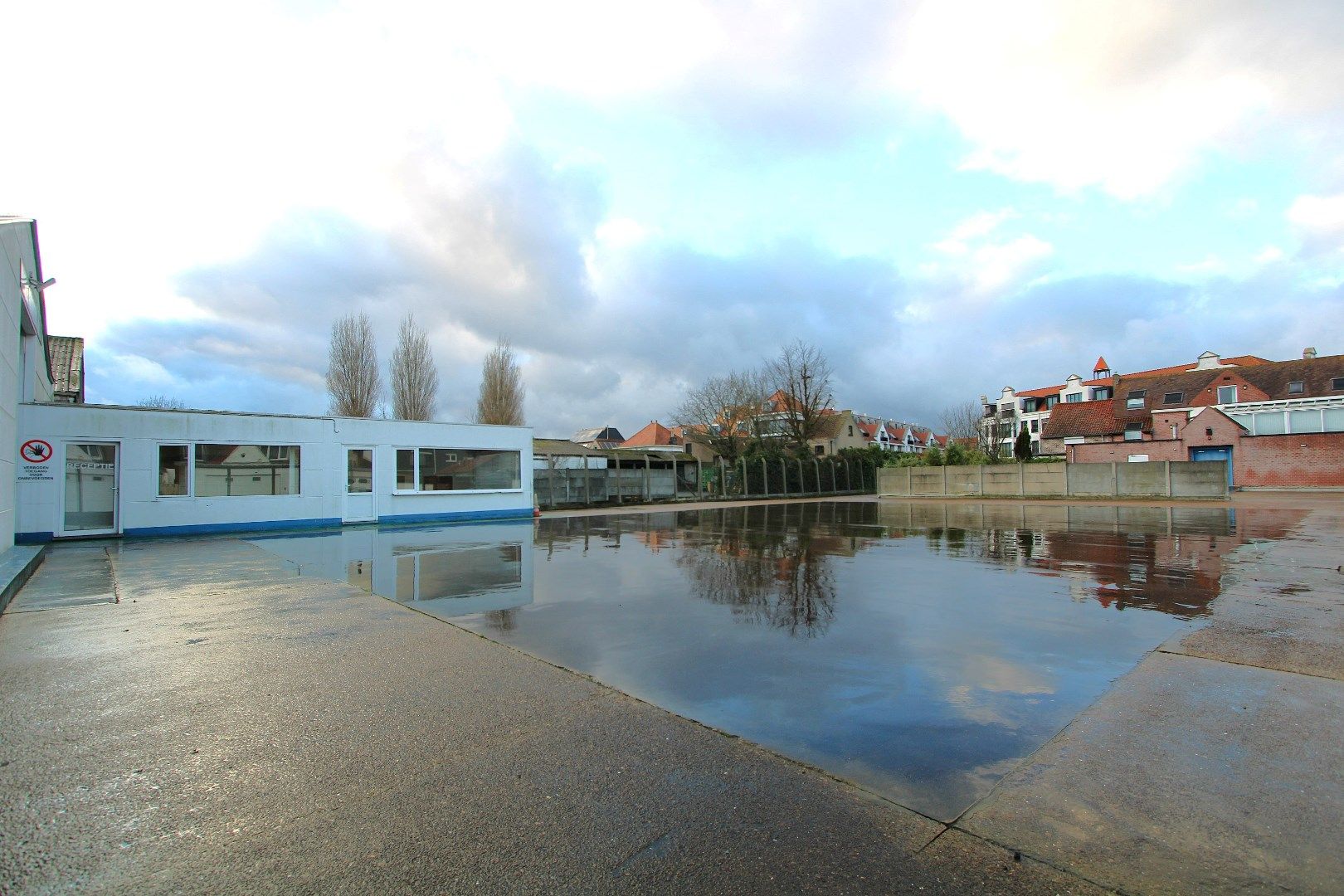 Magazijn (760m²) met koer (1040m²) en bureelruimte (85m²) te huur centrum Knokke Nieuwstraat foto 6