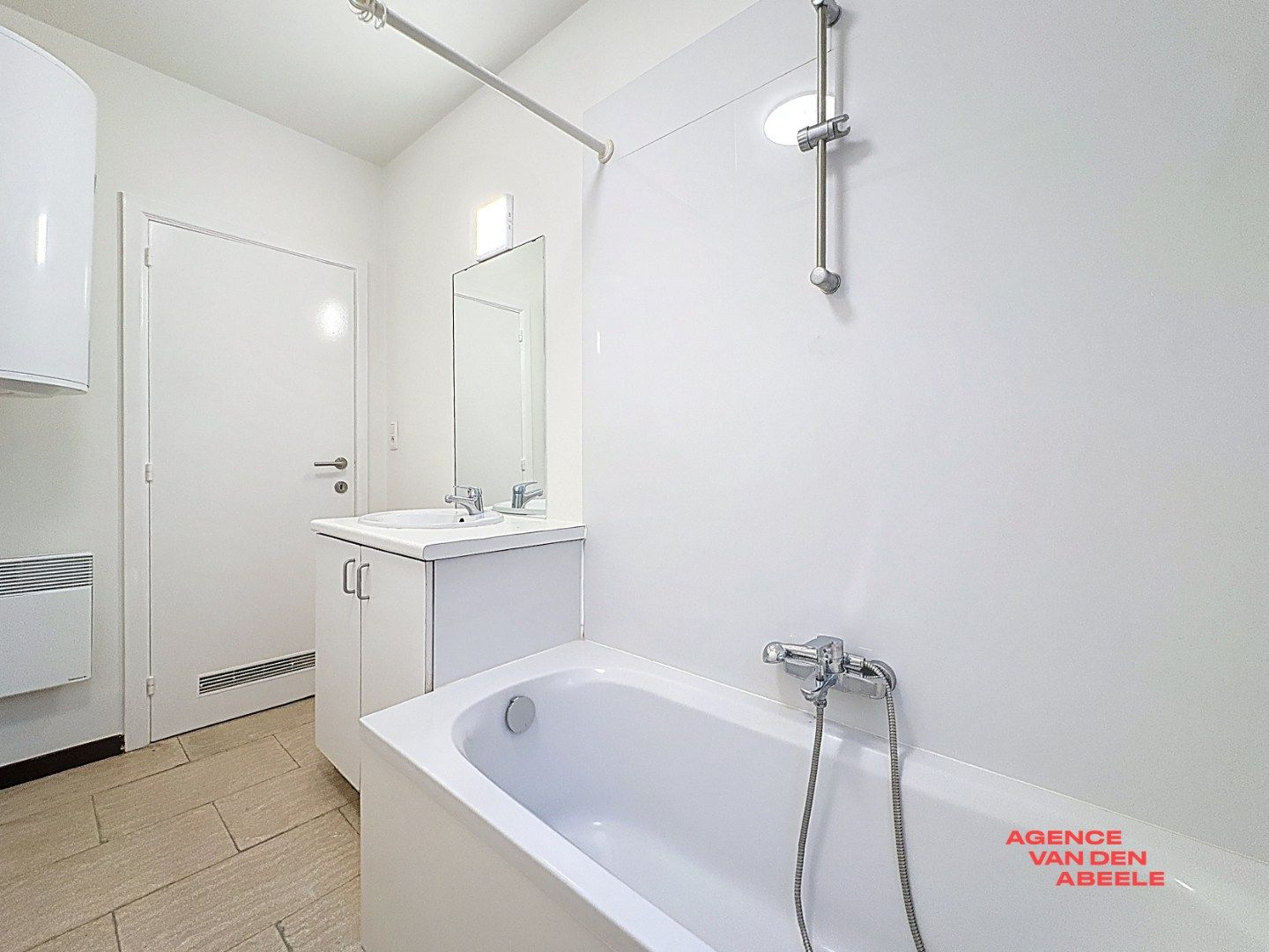 Gelijkvloers appartement met 2 slaapkamers, ruime garage en tuin foto 12