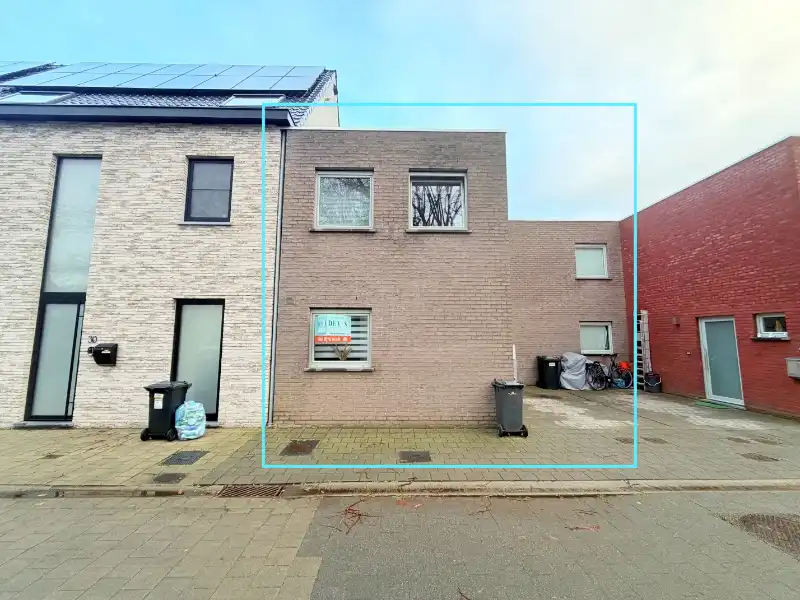 RECENTE WONING MET DRIE SLAAPKAMERS EN AUTOSTAANPLAATS TE WONDELGEM foto {{pictureIndex}}