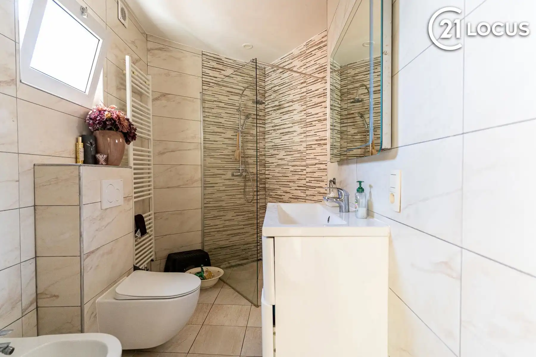 Instapklare gezinswoning met 4 slaapkamers in Zwijndrecht foto 4