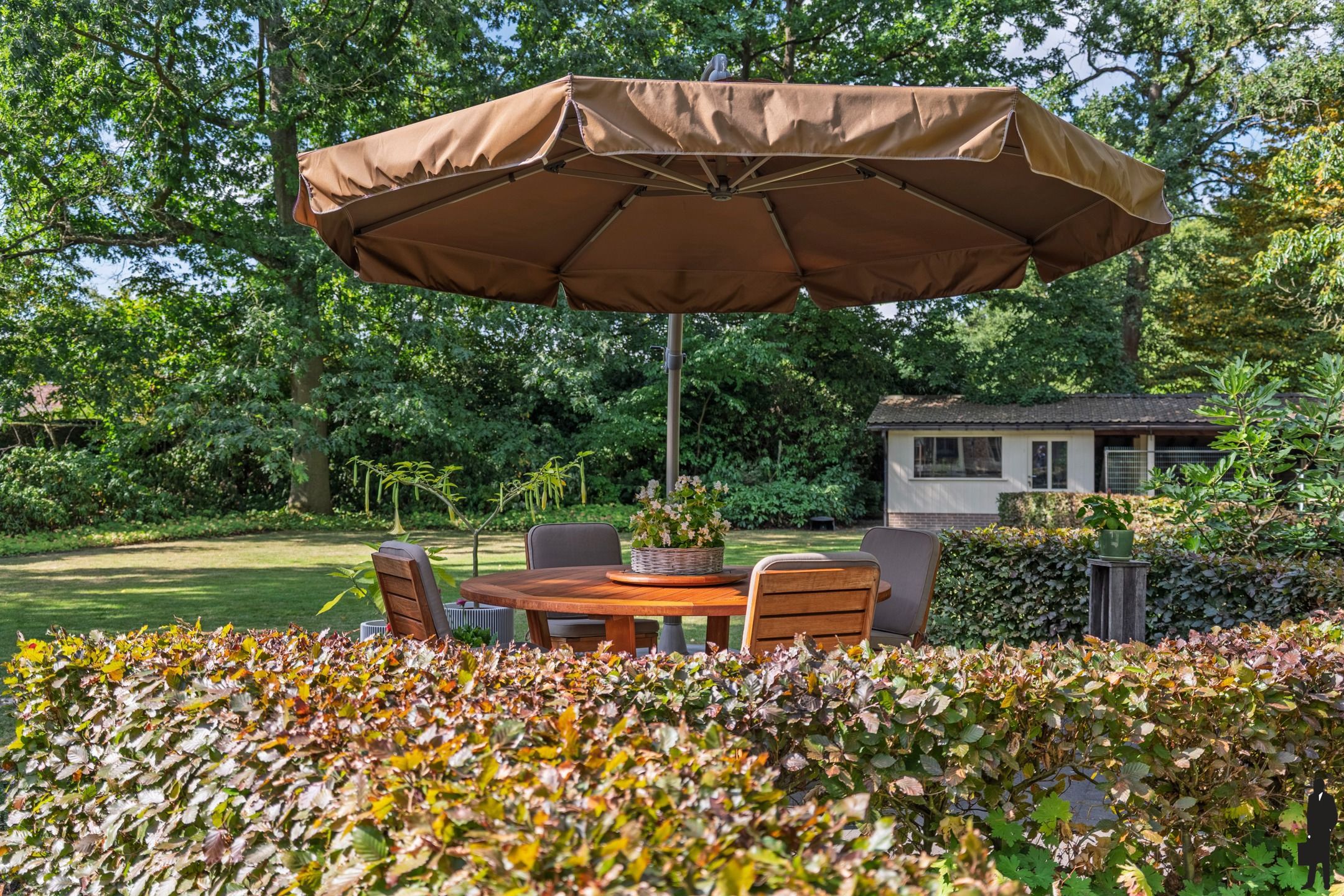 Ruime villa met aangelegde tuin foto 32