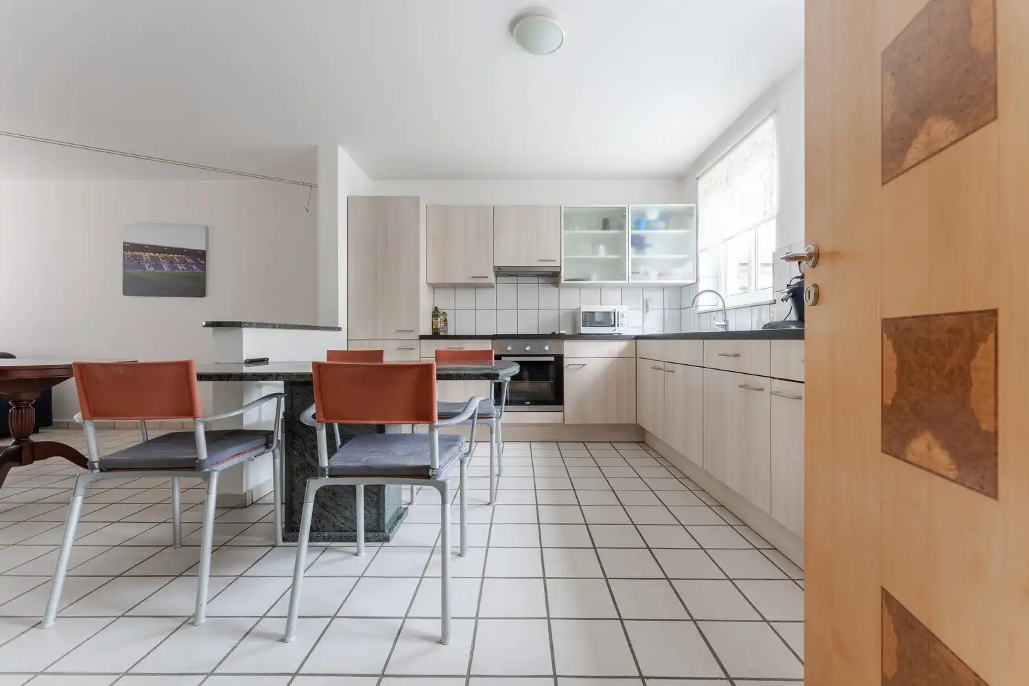 Ruim gelijkvloers appartement met 2 slaapkamers en garagebox nabij het centrum van Bree. foto 8