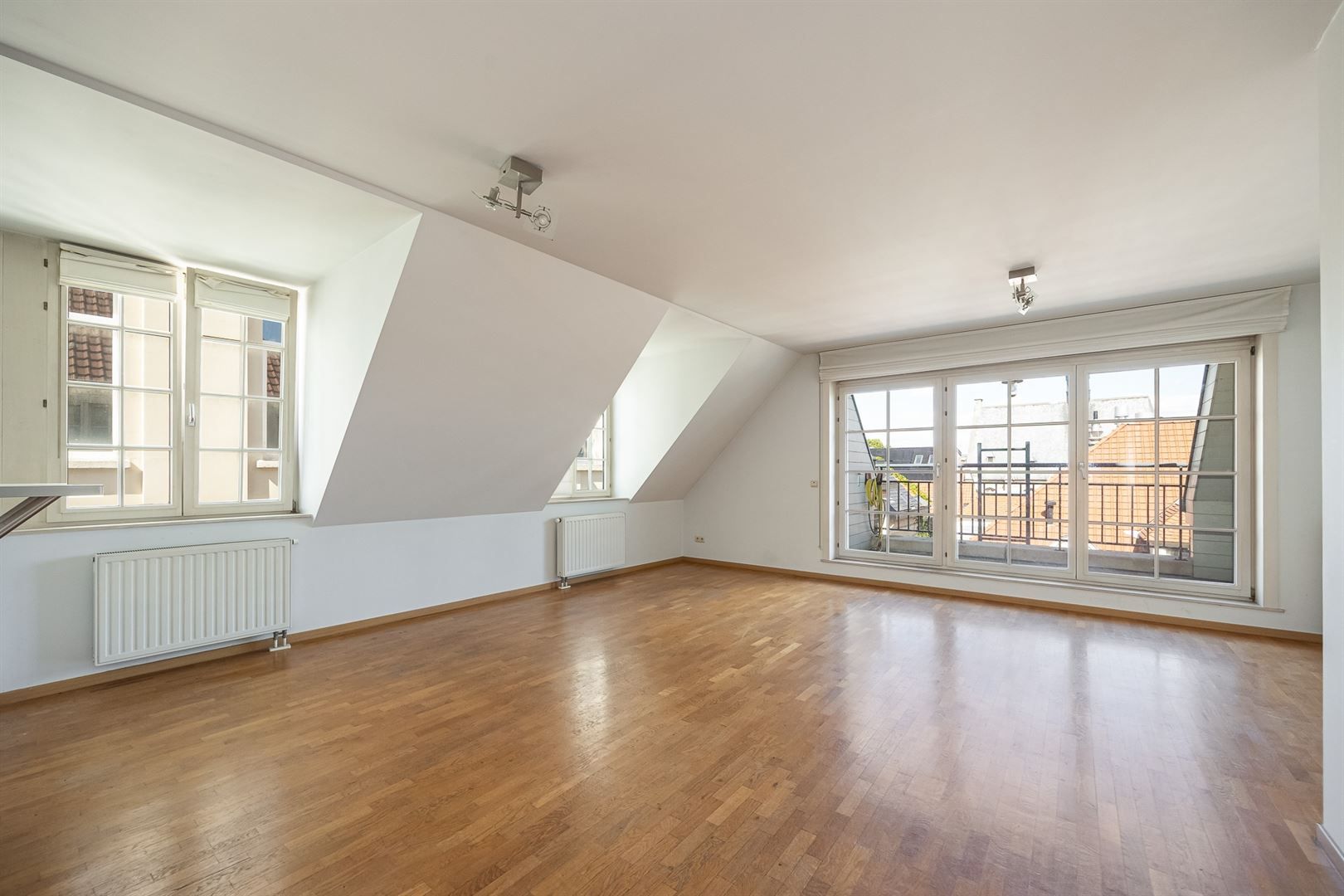 Ruim, lichtrijk appartement met terras en wijds, open zicht. foto 3