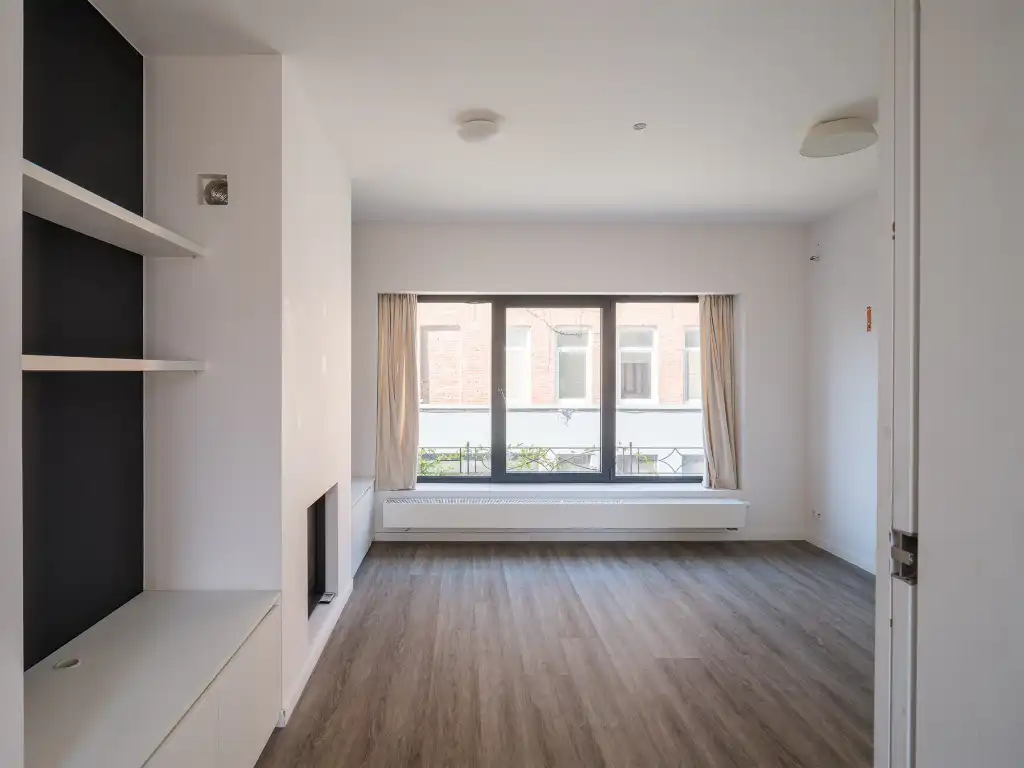 Lichtrijke en instapklare woning met charmante gevel en stadstuin nabij het Baudelopark. foto 14