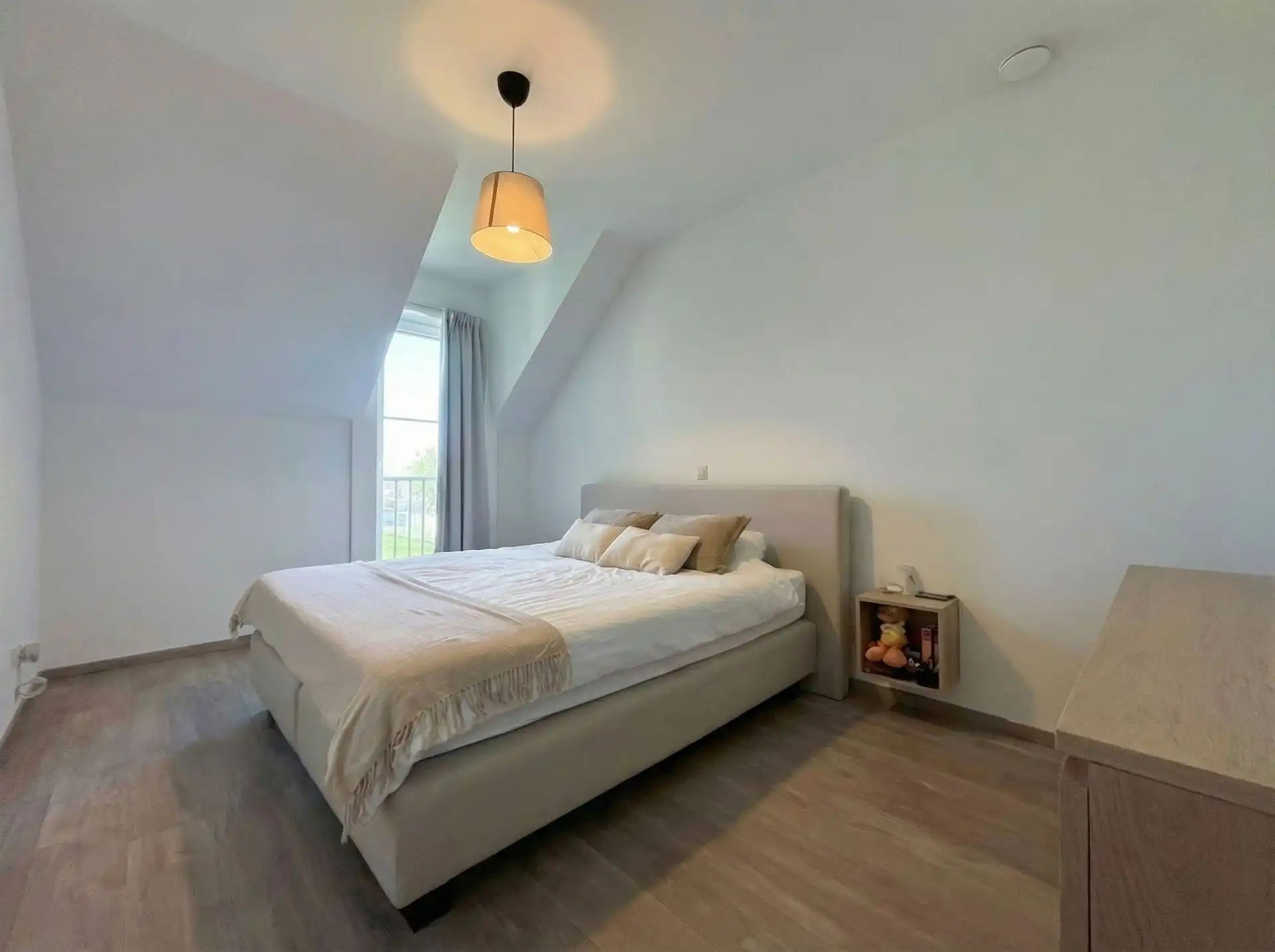 Instapklare, energiezuinige starterswoning met 2 slaapkamers, tuintje en ondergrondse parking op toplocatie in Maasmechelen! foto 8