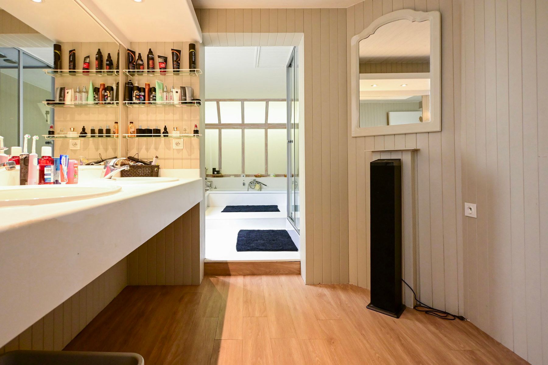 Ruim gerenoveerd herenhuis in Oostende. foto 8