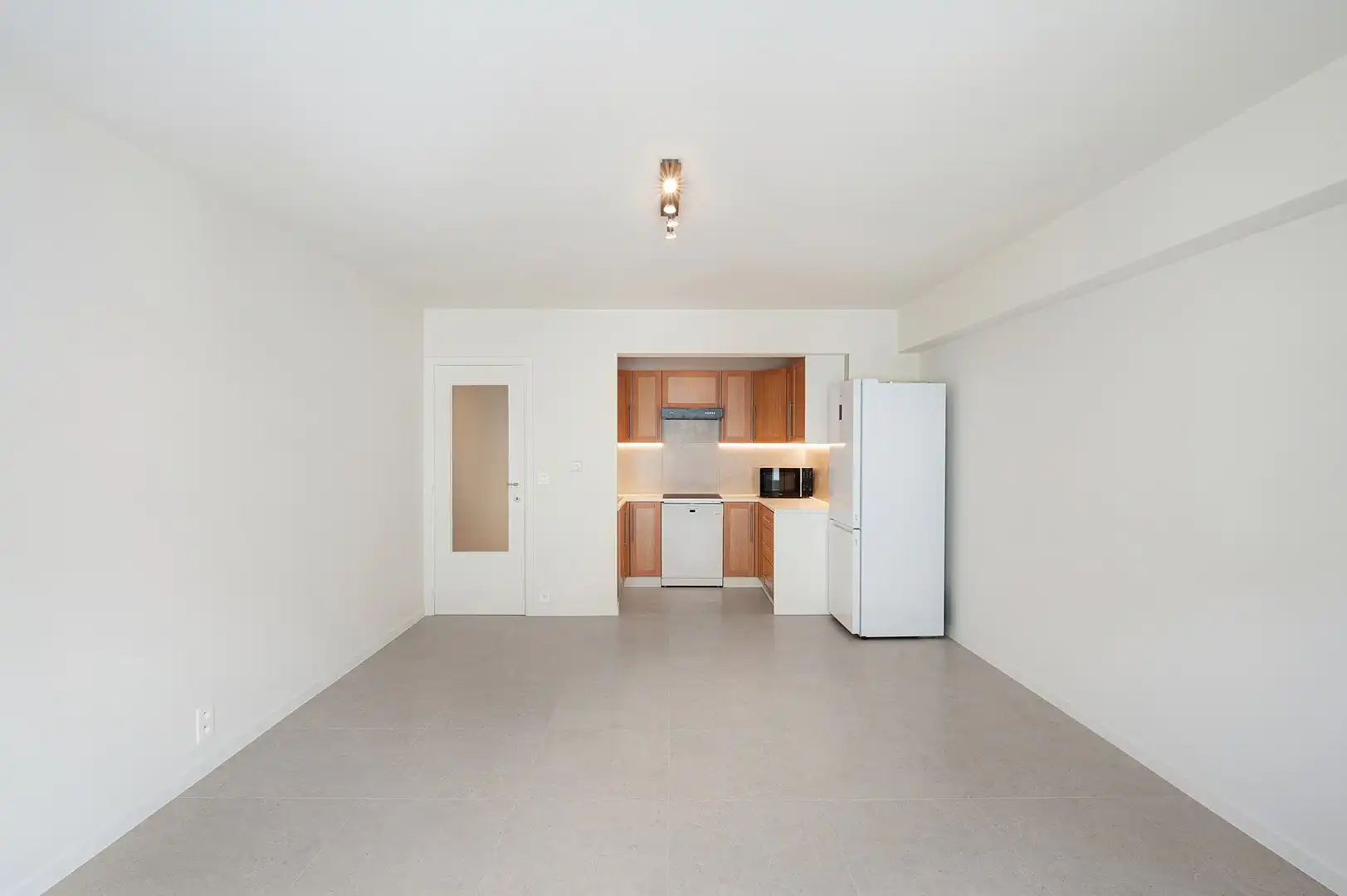 Modern instapklaar appartement met 2 slaapkamers en zijdelings zicht op zee. foto 5