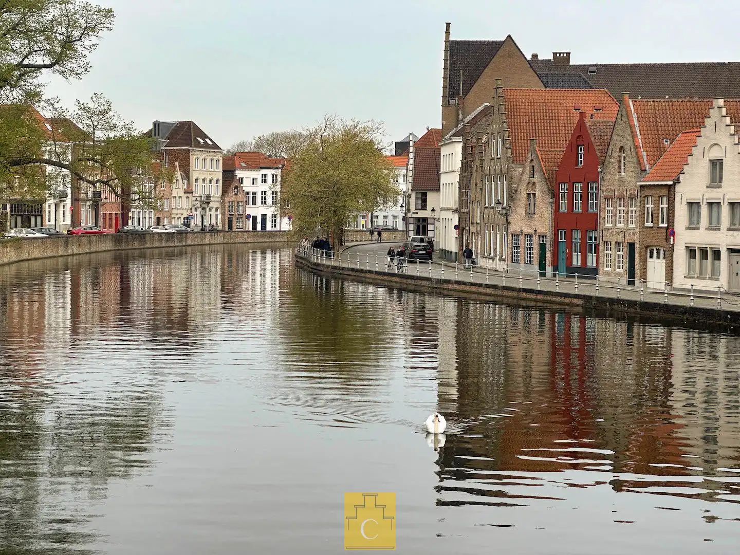 gelijkvloers appartment 118 m2 met terras 19 m2 aan één van de mooiste Brugse reien foto 2