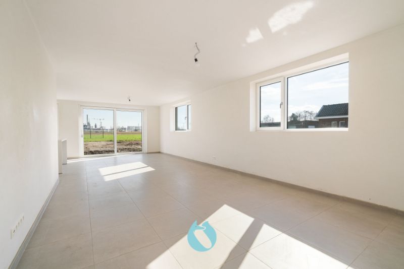 Ontdek deze moderne en ruime nieuwbouwwoning gelegen in het hart van Zelzate. foto 3