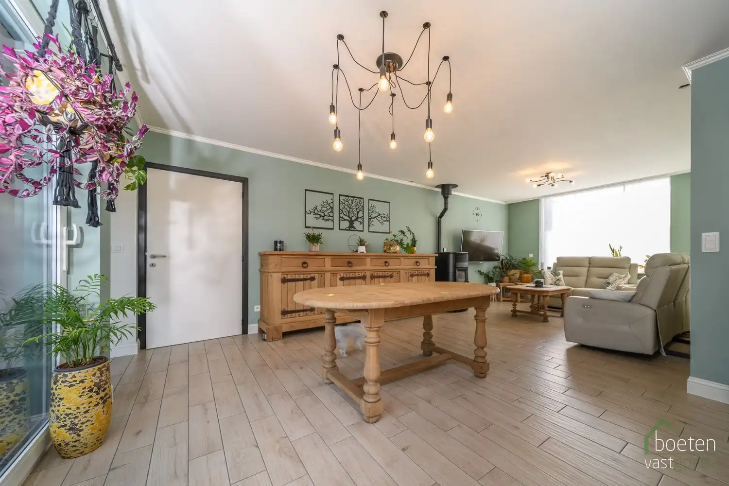 RENINGE: Gezellige dorpswoning met een gerenoveerd gelijkvloers, 3 slpks & zolder en tuin met open zicht op 376m² grondopp. foto 4