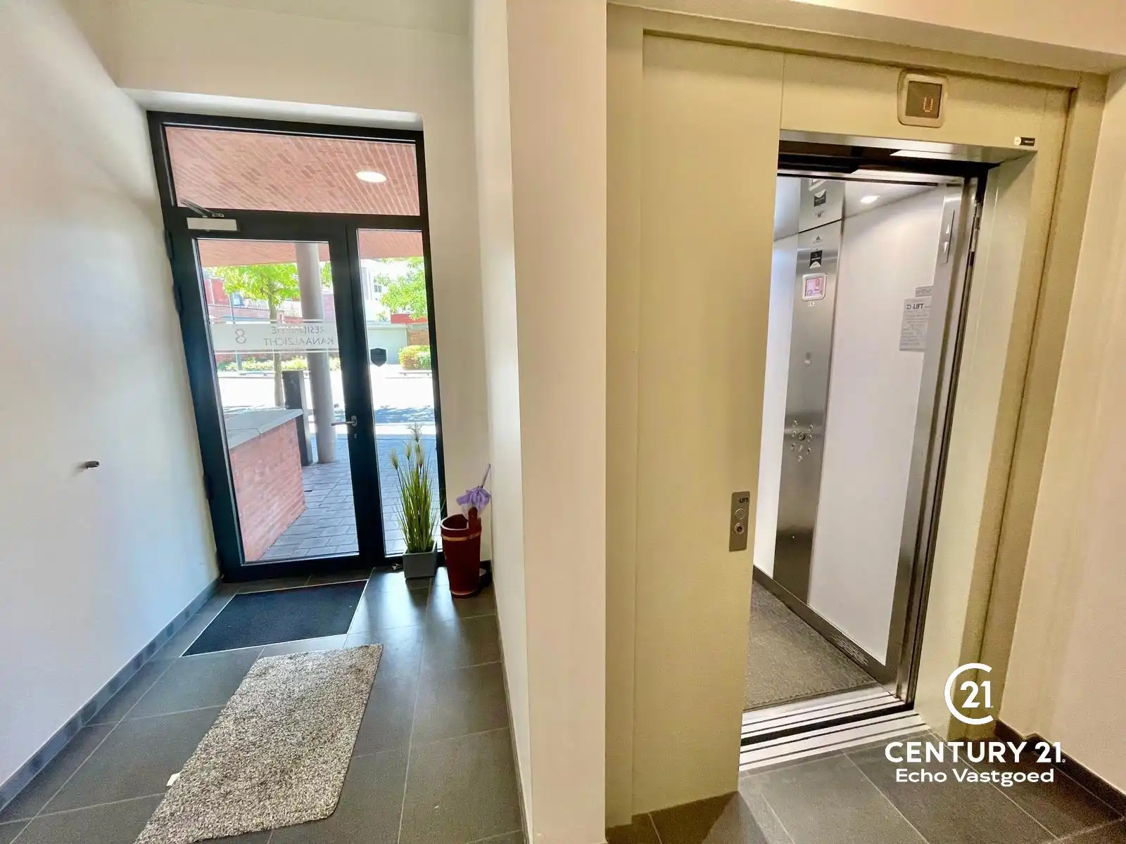 Recent, luxe appartement met 2 slpks, terras en autoplaats foto 2