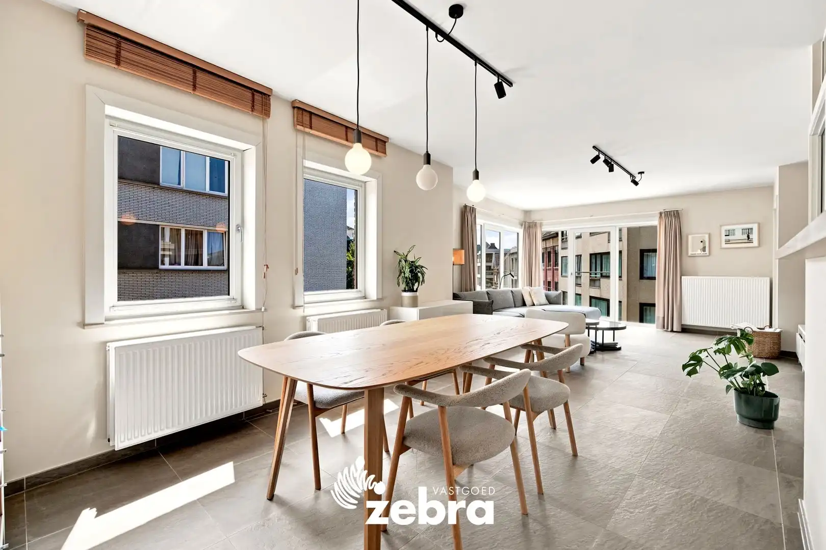 Lichtrijk 2-slaapkamerappartement met terras en staanplaats te centrum Kortrijk! foto 3