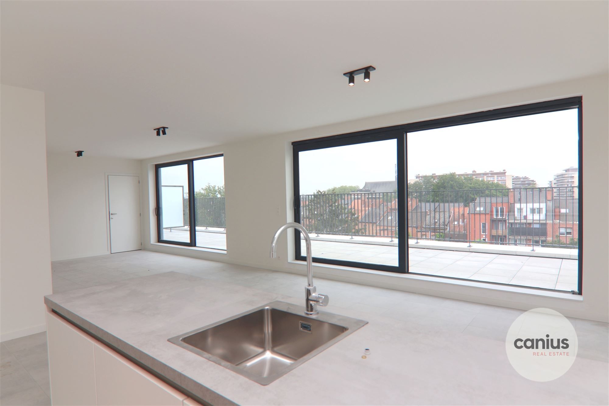 GESCHILDERDE PENTHOUSE IN HARTJE HASSELT MET 2 SLKS + 2 TERRASSEN & PARKING foto {{pictureIndex}}