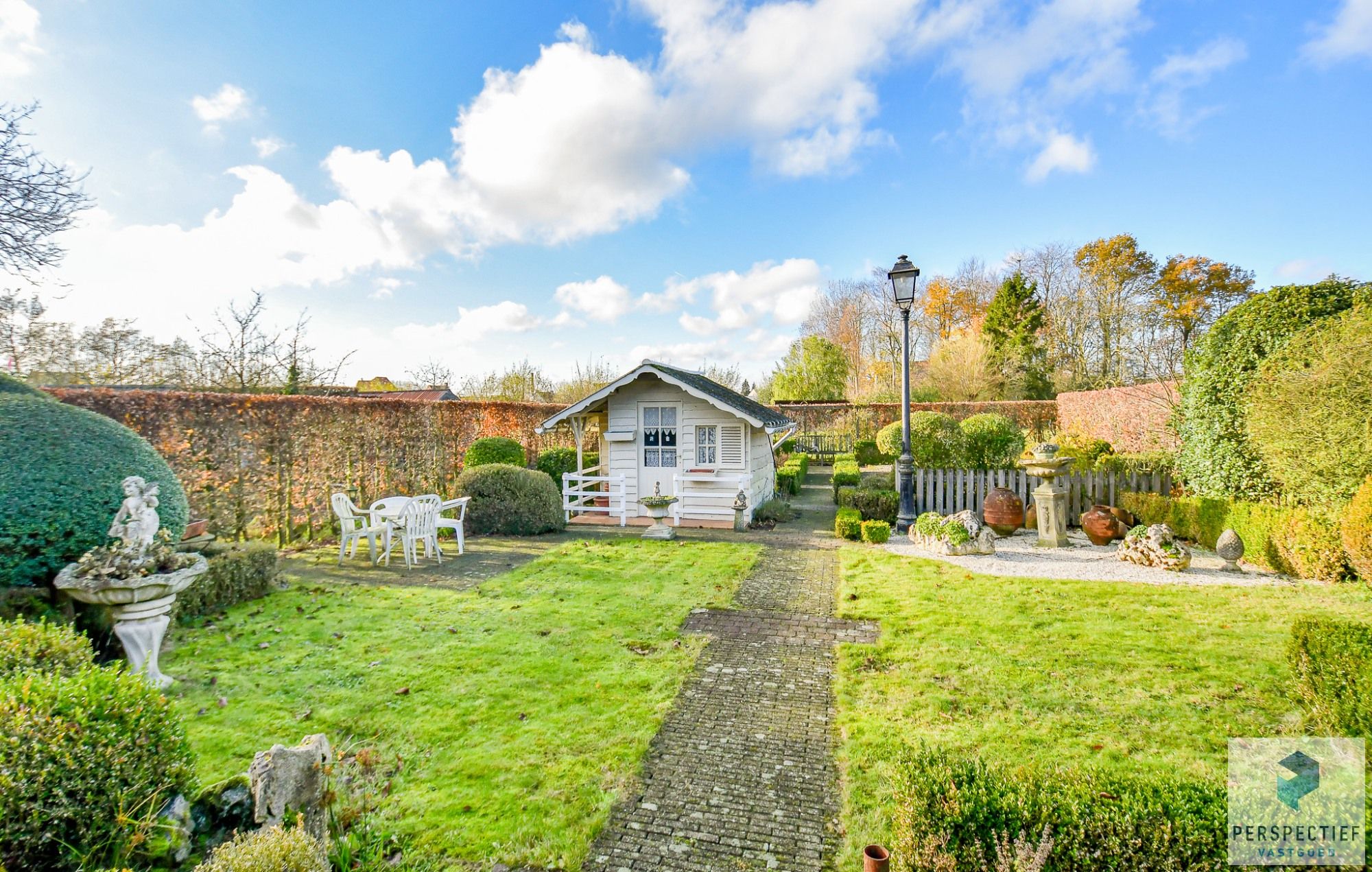 Ruime te renoveren woning met grote tuin op 858m² foto 3