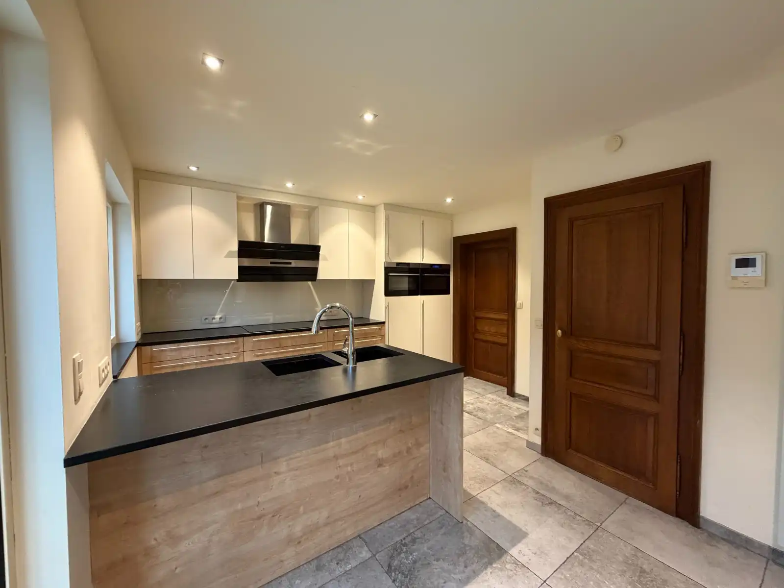 Ruime halfopen woning met 3 slaapkamers, garage en zonnige tuin in het centrum van Deinze foto 6