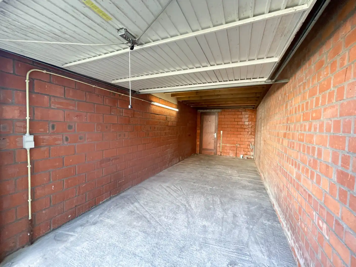 Gerenoveerde woning met 2 slaapkamers, terras, garage & staanplaats te Roeselare! foto 20