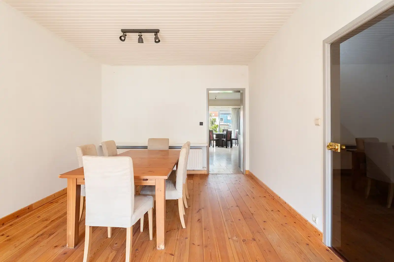 Lichtrijke bel-etagewoning met dubbele garage en ruime tuin foto 19