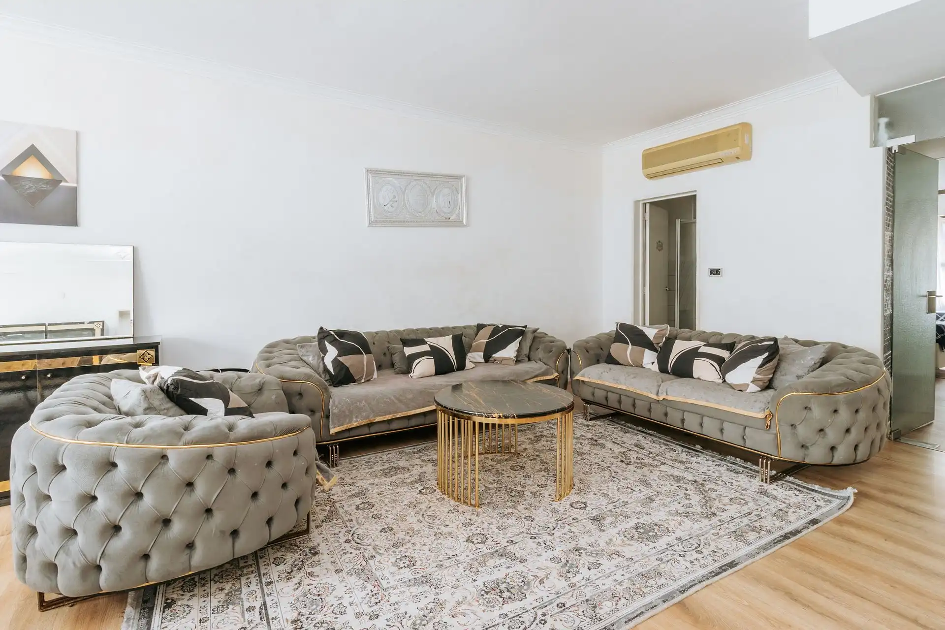 Gelijkvloers te renoveren drieslaapkamer appartement foto 3