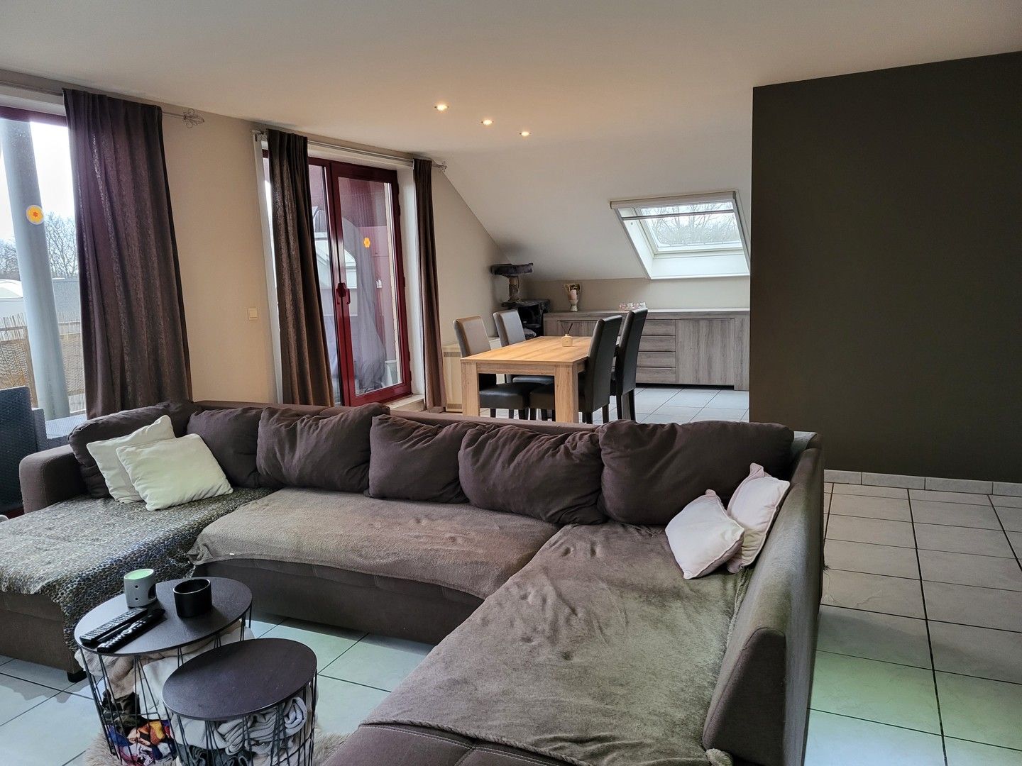 Ruim appartement met 2 slaapkamer en terras foto {{pictureIndex}}