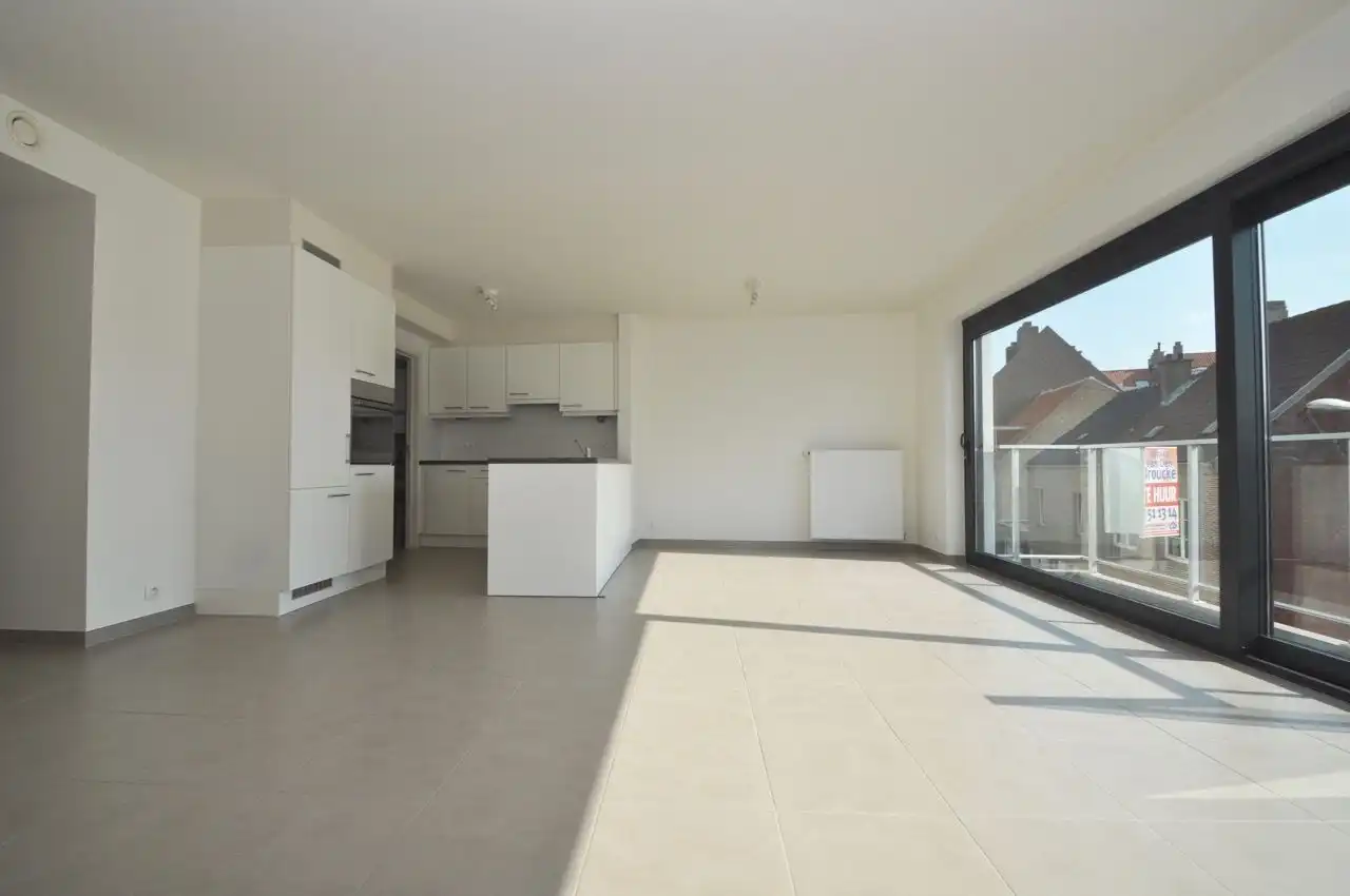 Lichtrijk appartement met twee slaapkamers, centraal gelegen. foto 3