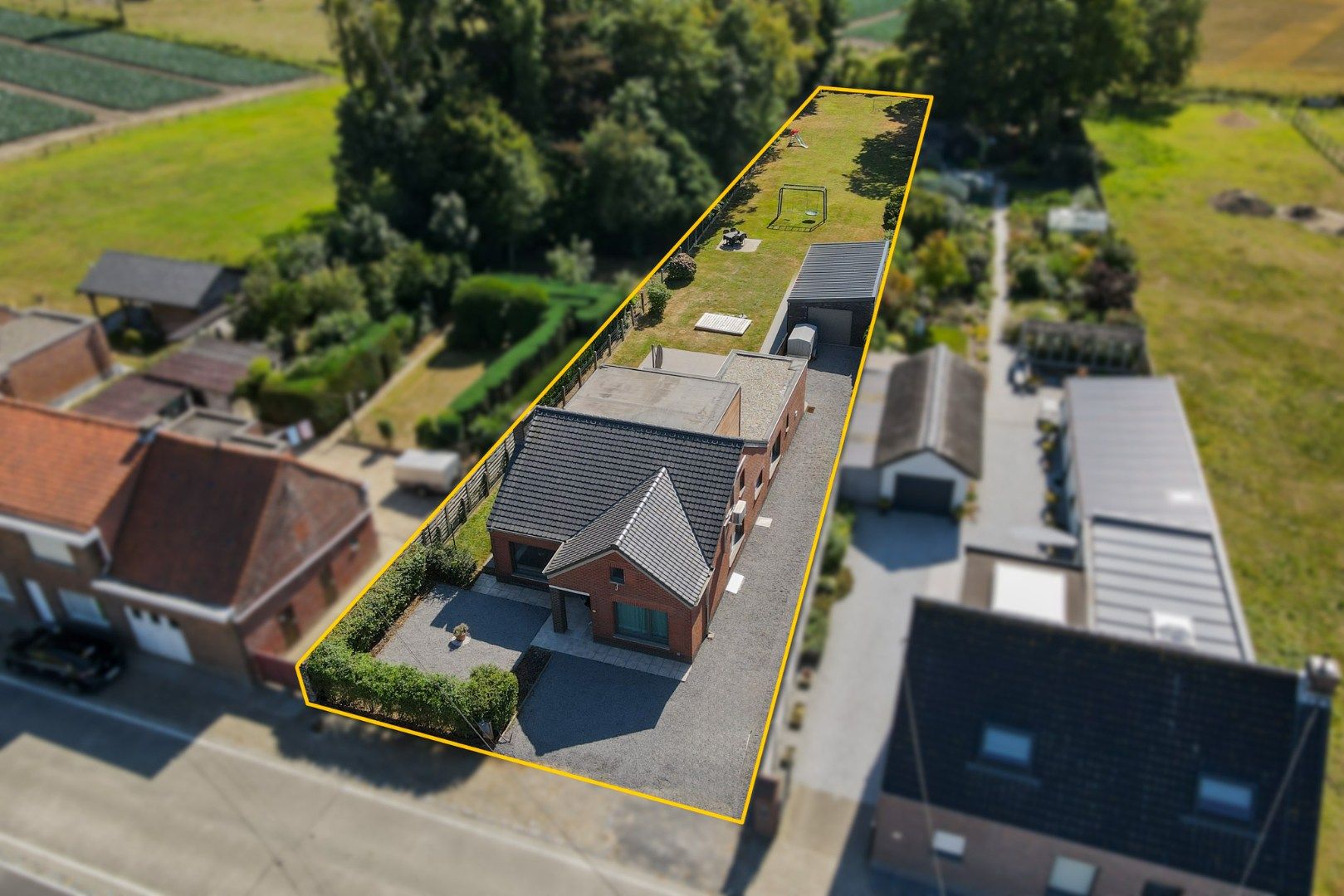 Gerenoveerde gezinswoning met tuin en garage in landelijke omgeving foto {{pictureIndex}}