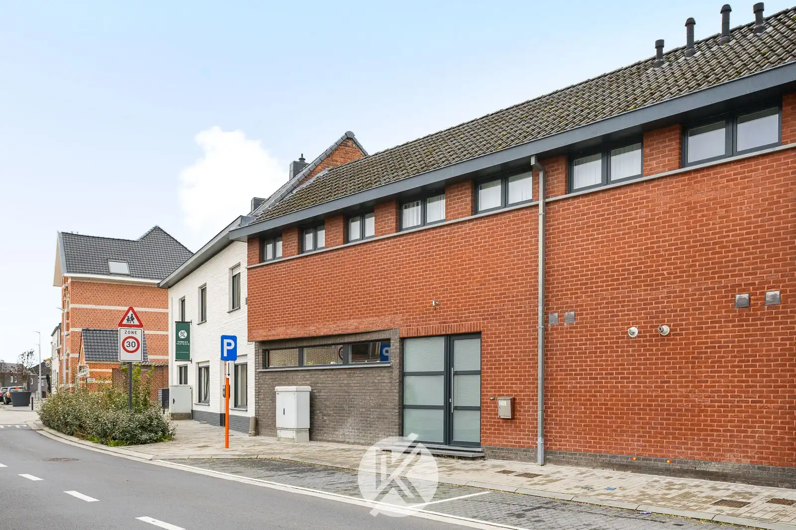Moderne gezinswoning met aparte garage foto 3