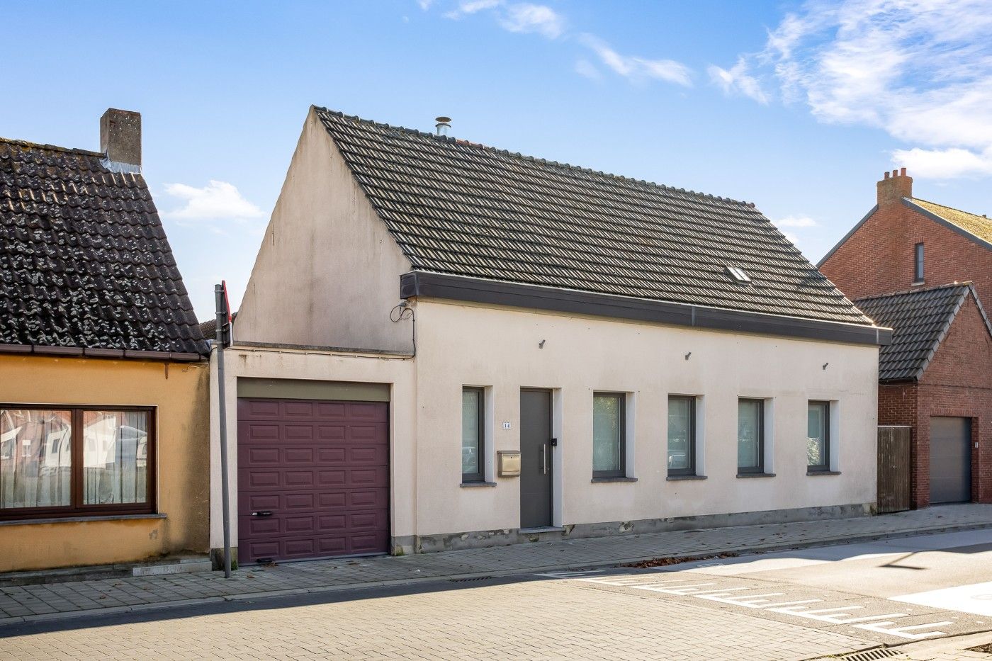 Ruime, instapklare woning met 3 slpk., inpandige garage en tuin met zwembad foto {{pictureIndex}}