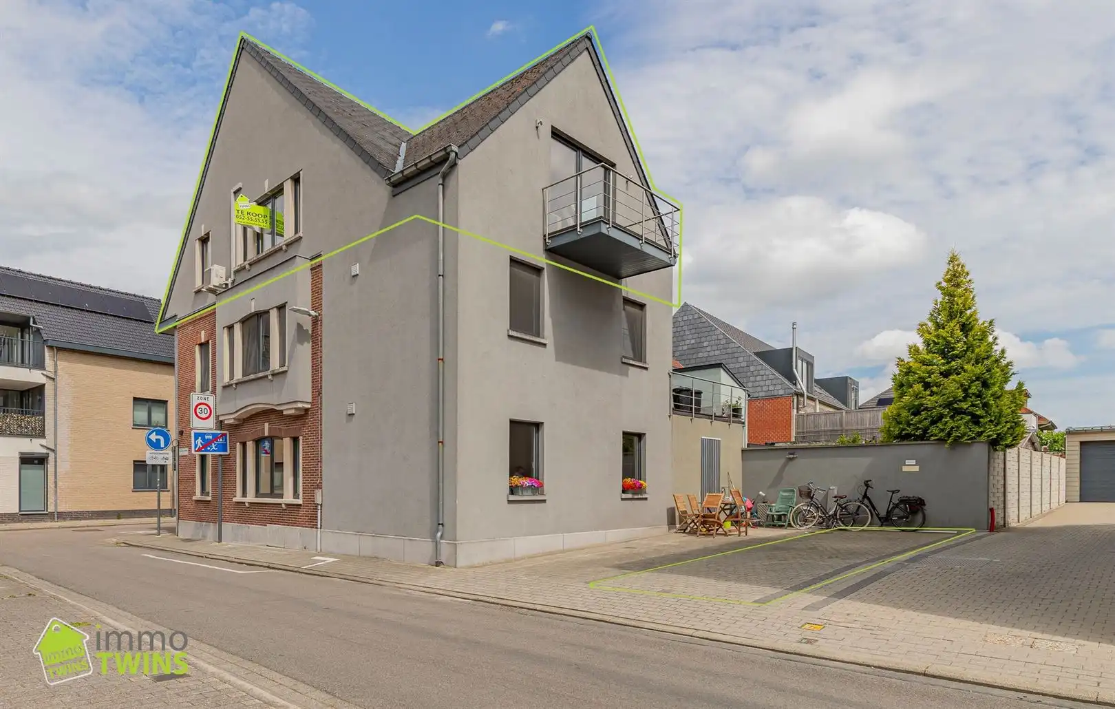 Ruim duplexappartement van 151 m² met 3 slaapkamers, terras en dubbele autostaanplaats foto {{pictureIndex}}